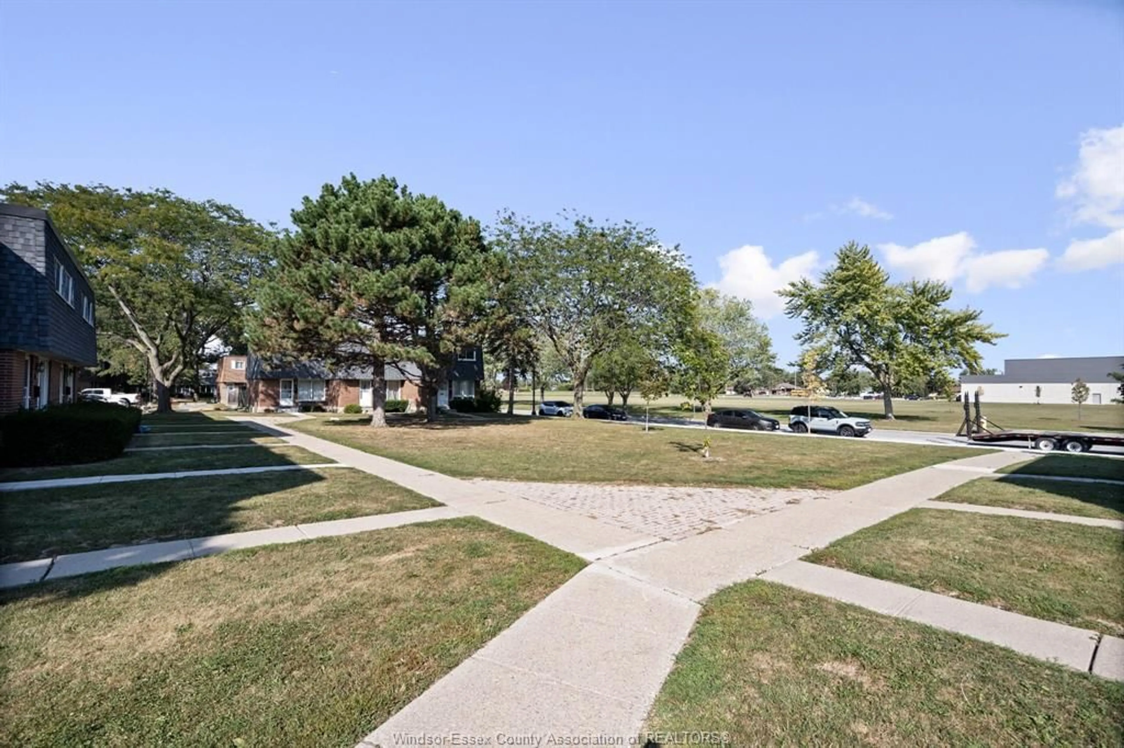A pic from outside/outdoor area/front of a property/back of a property/a pic from drone, street for 294 VICTORIA St, Amherstburg Ontario N9V 2K5