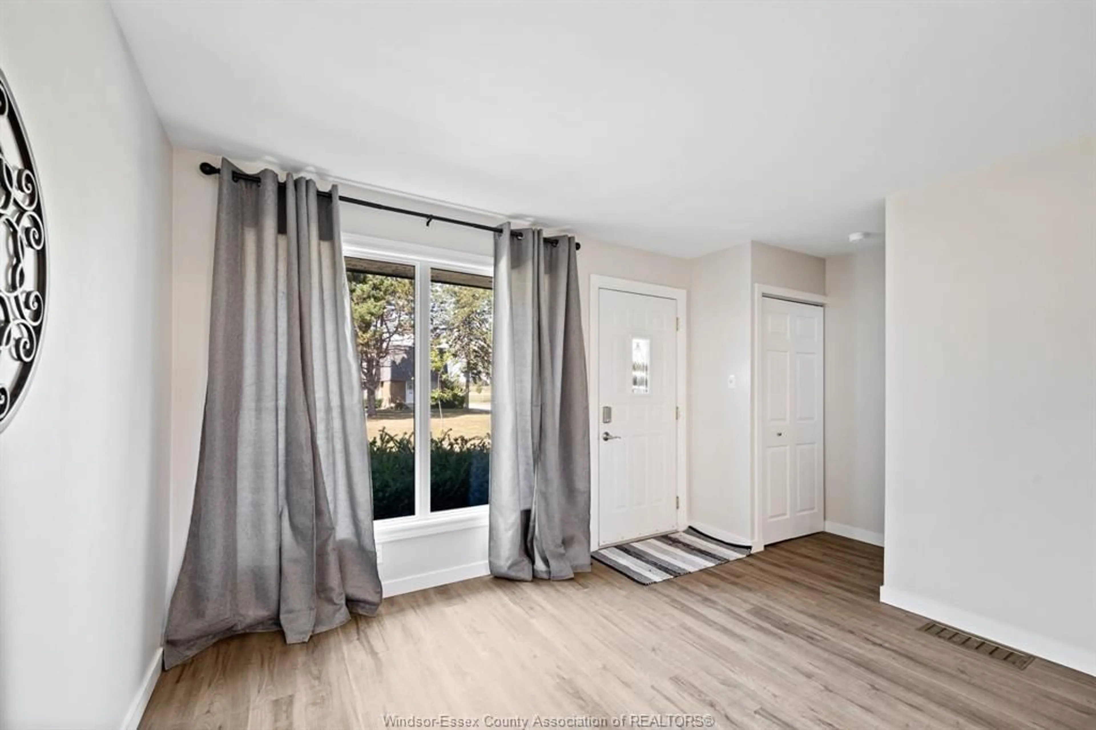 Indoor entryway for 294 VICTORIA St, Amherstburg Ontario N9V 2K5