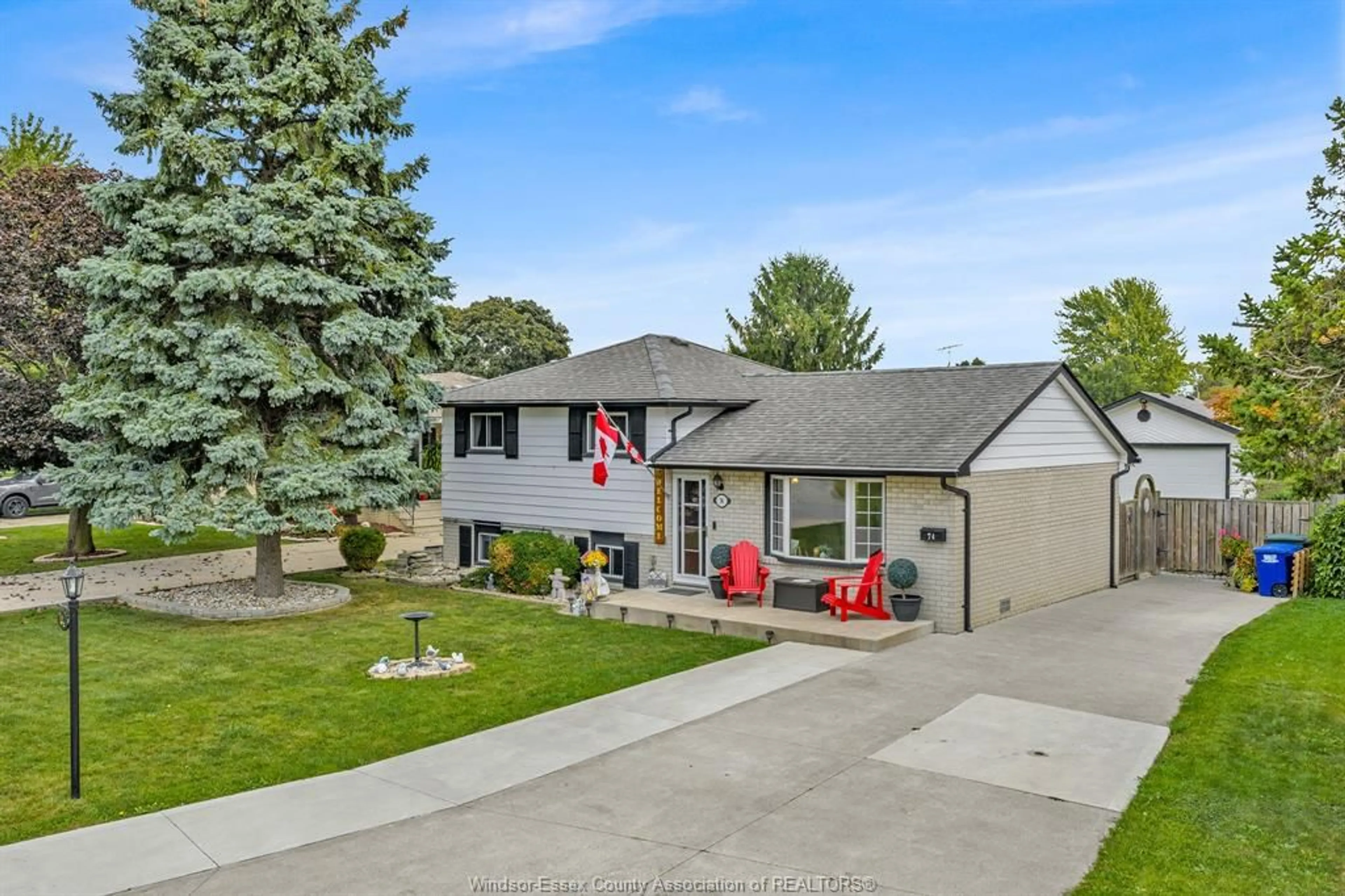A pic from outside/outdoor area/front of a property/back of a property/a pic from drone, street for 74 RIVIERA, Amherstburg Ontario N9V 3H5