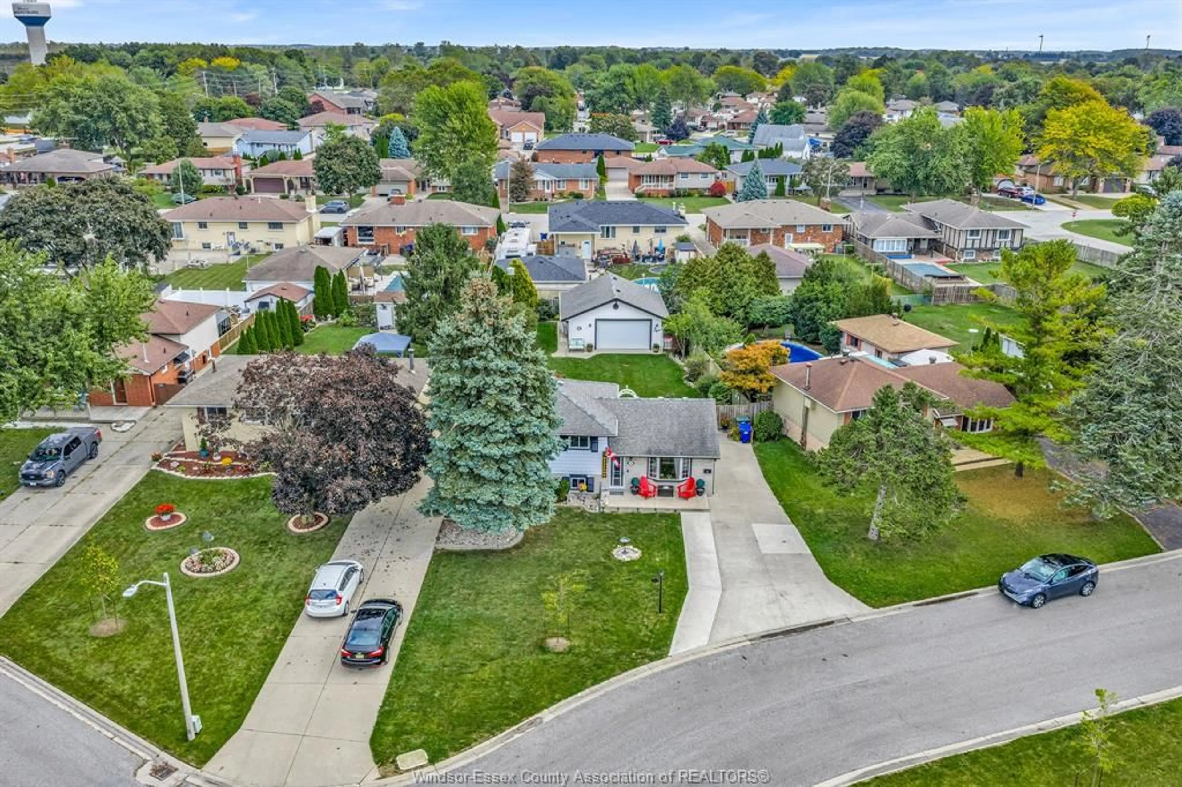 A pic from outside/outdoor area/front of a property/back of a property/a pic from drone, street for 74 RIVIERA, Amherstburg Ontario N9V 3H5