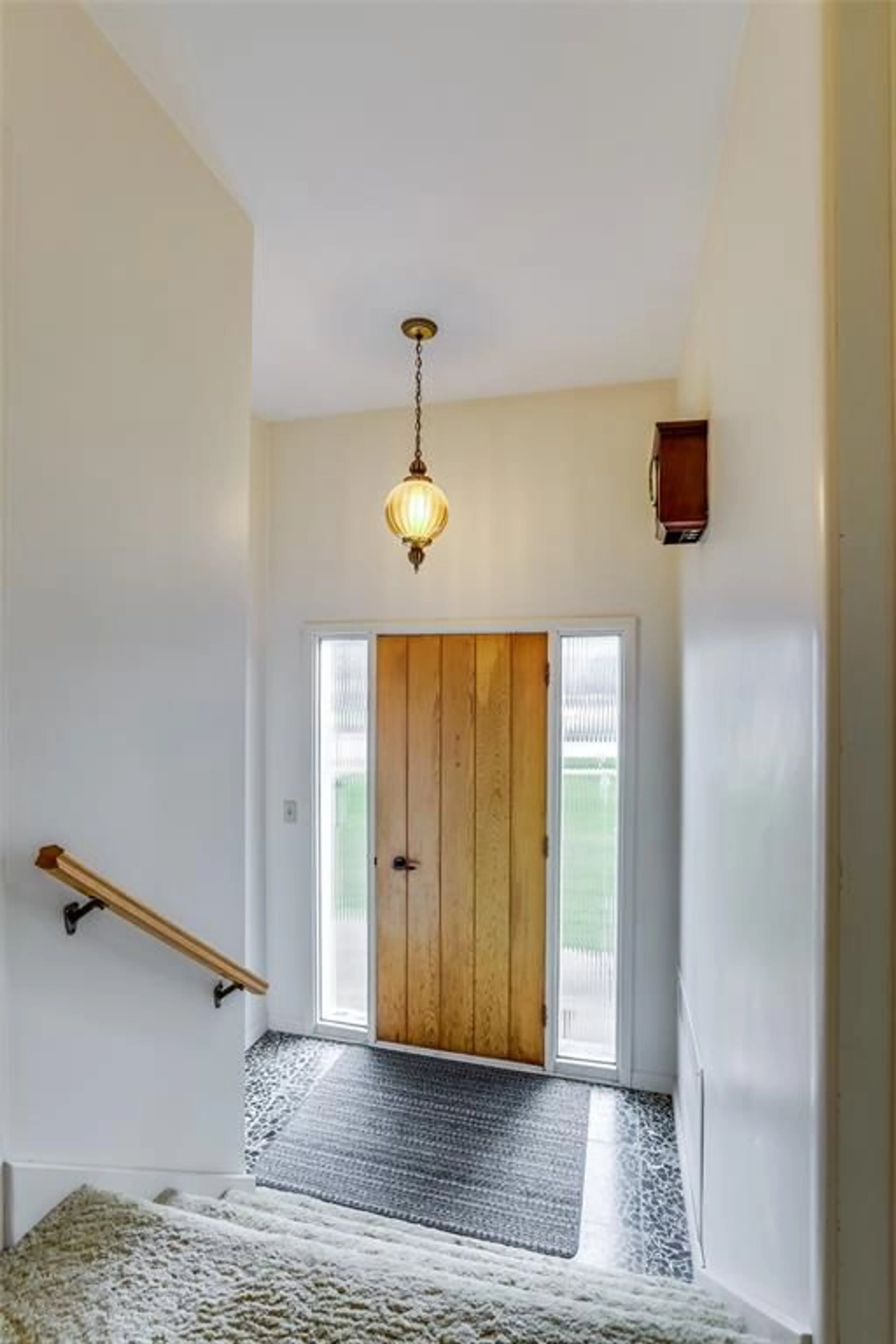 Indoor entryway for 38 WARWICK St, Warwick-Watford Ontario N0M 2S0