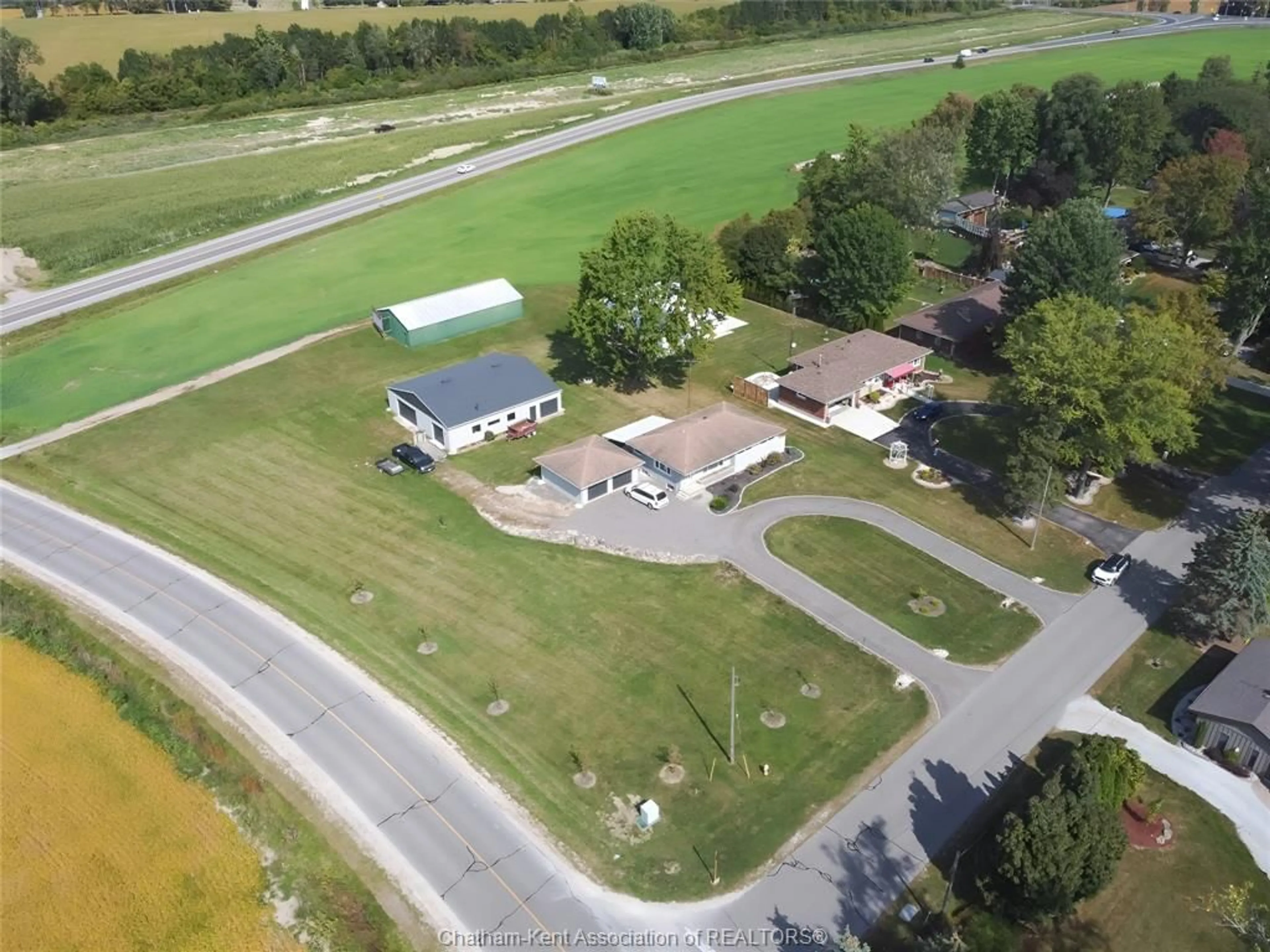 A pic from outside/outdoor area/front of a property/back of a property/a pic from drone, building for 17 Glenmar Ave, Chatham Ontario N7M 5J4