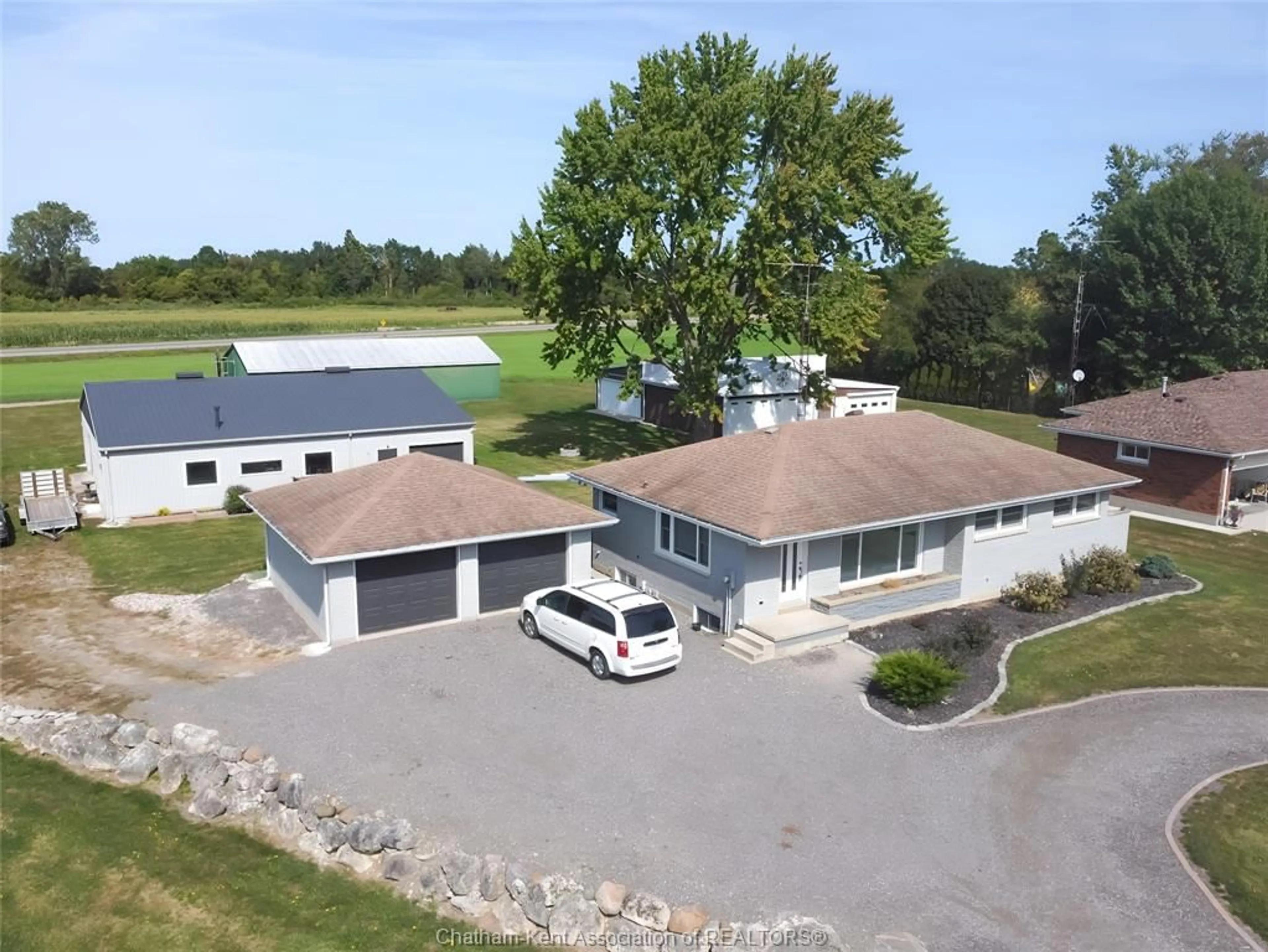 A pic from outside/outdoor area/front of a property/back of a property/a pic from drone, building for 17 Glenmar Ave, Chatham Ontario N7M 5J4