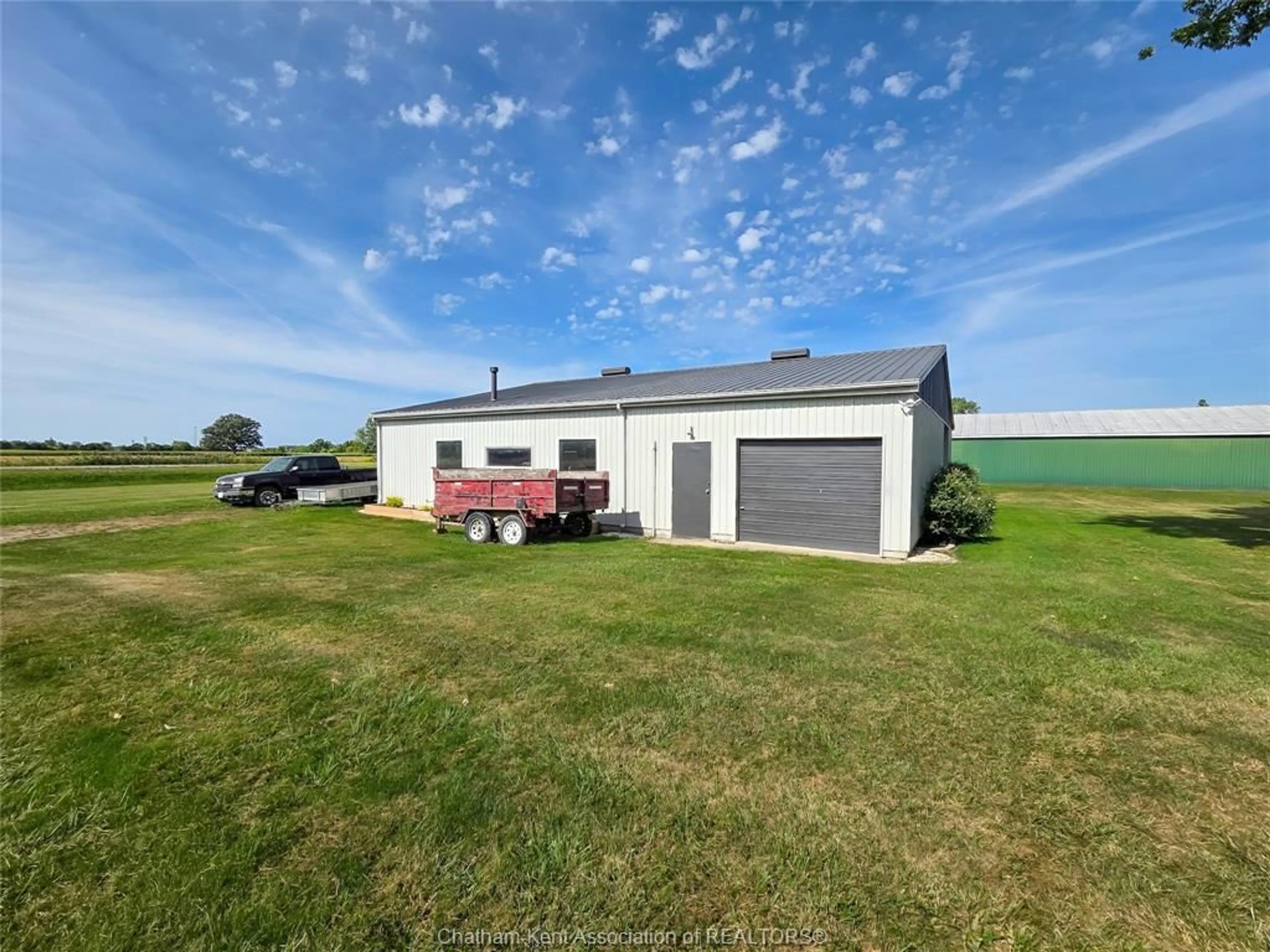 A pic from outside/outdoor area/front of a property/back of a property/a pic from drone, building for 17 Glenmar Ave, Chatham Ontario N7M 5J4