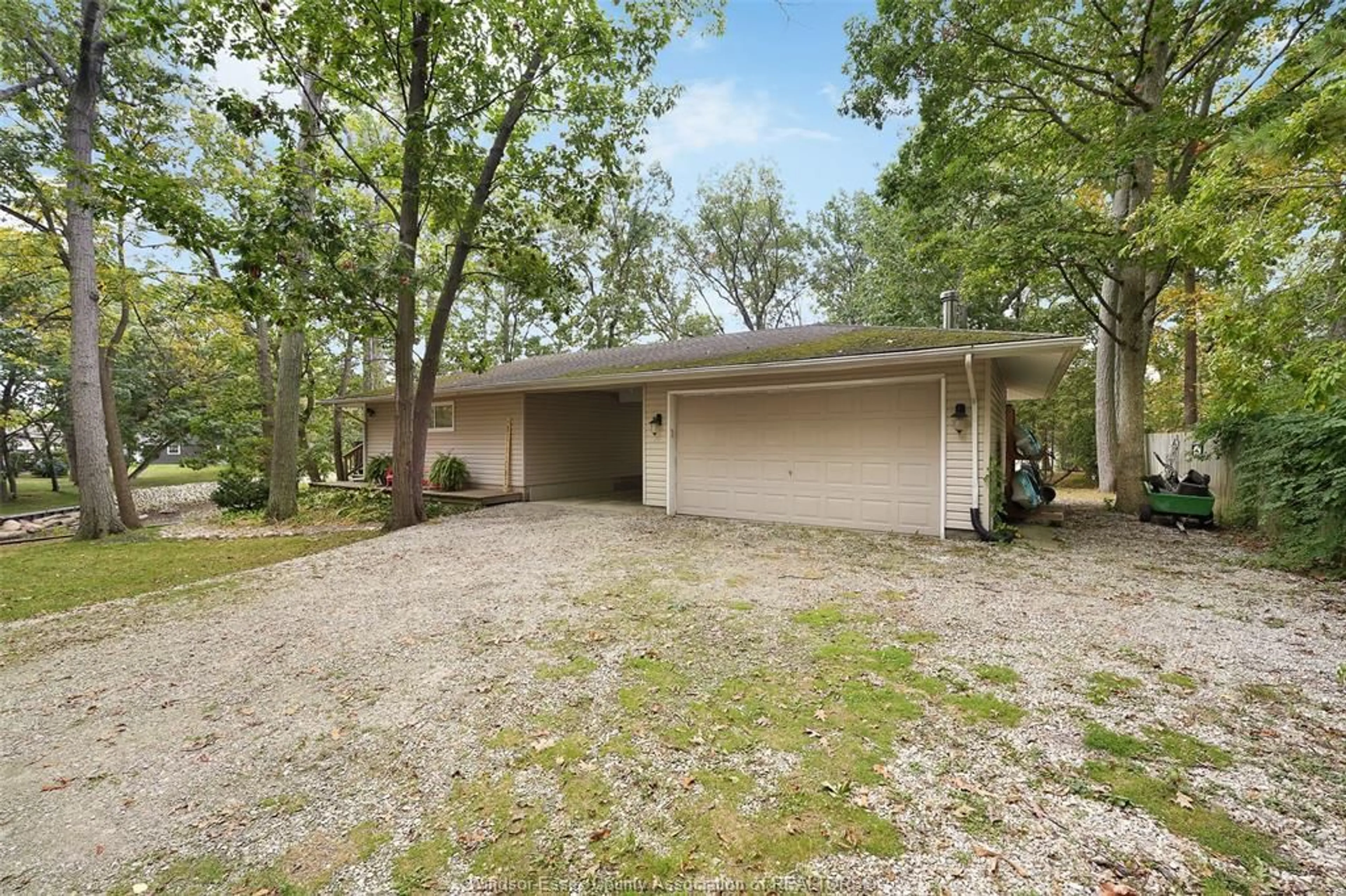 A pic from outside/outdoor area/front of a property/back of a property/a pic from drone, unknown for 21002 PIER Rd, Wheatley Ontario N0P 2P0
