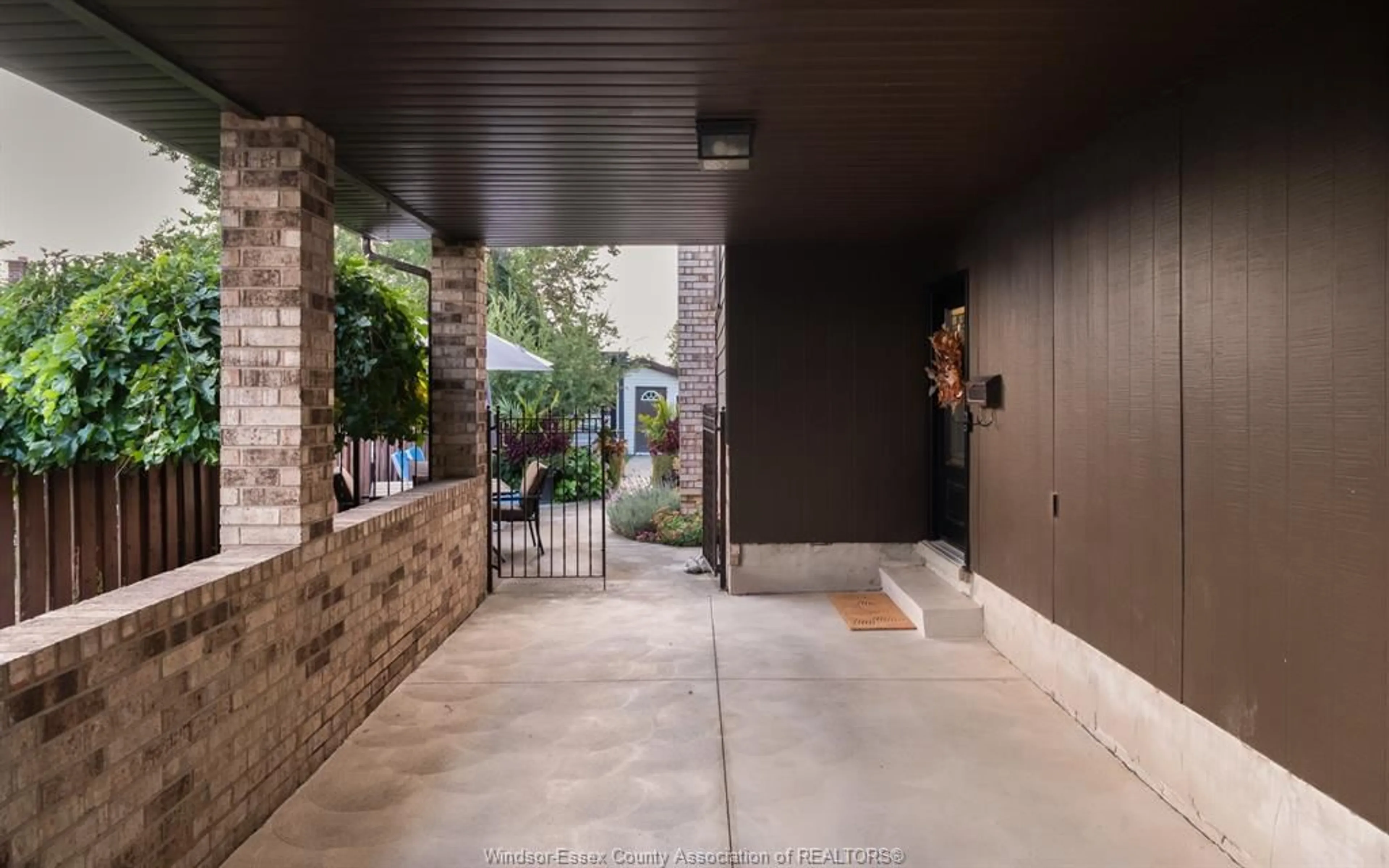 Indoor foyer for 3185 WILDWOOD, Windsor Ontario N8R 1Y1
