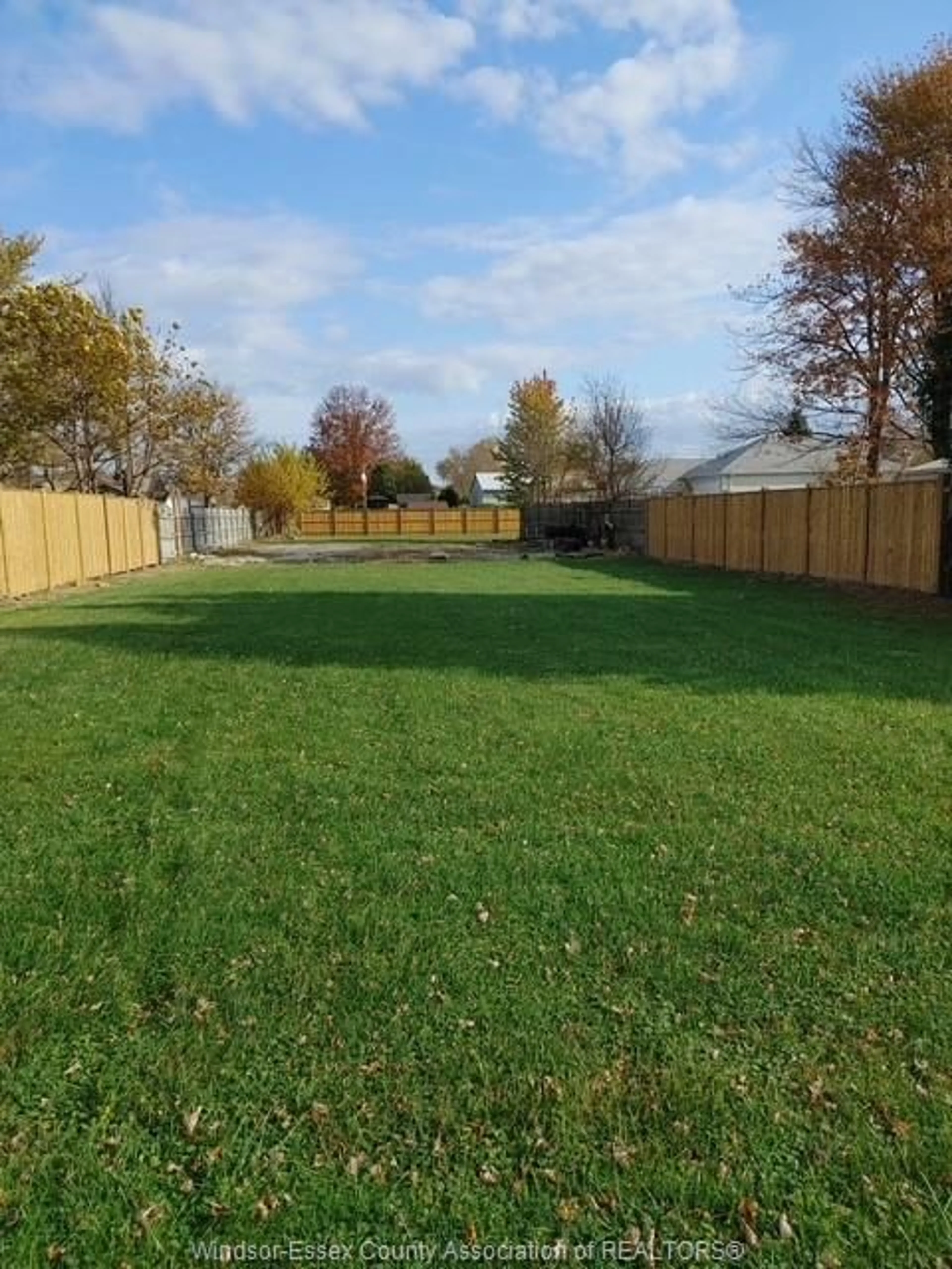 A pic from outside/outdoor area/front of a property/back of a property/a pic from drone, street for 333 Victoria St., Essex Ontario N8M 1N6