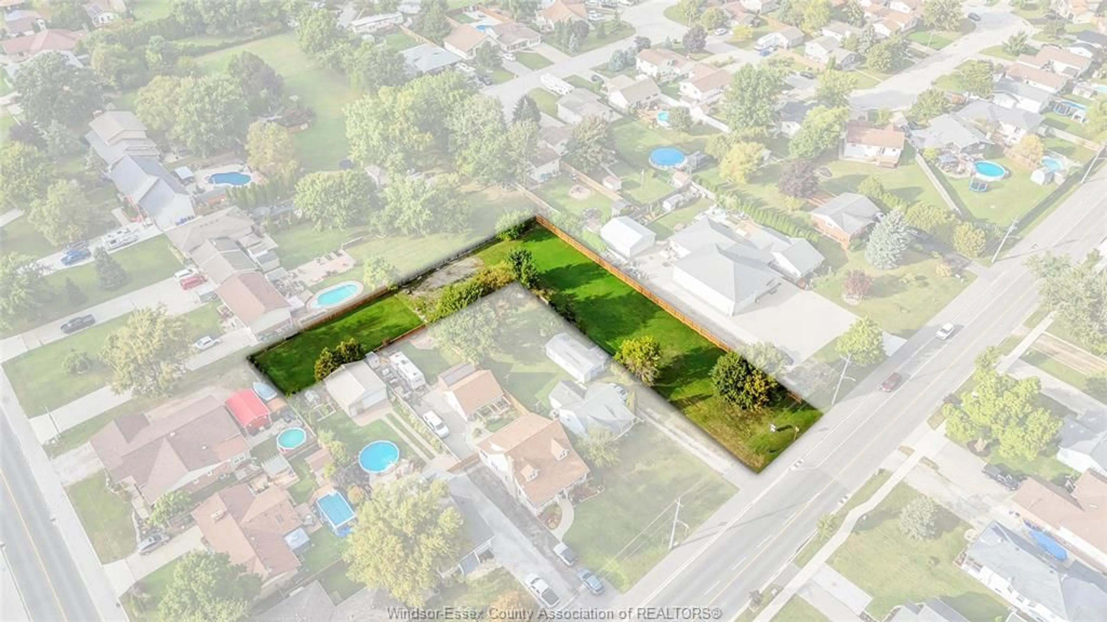 A pic from outside/outdoor area/front of a property/back of a property/a pic from drone, street for 333 Victoria St., Essex Ontario N8M 1N6