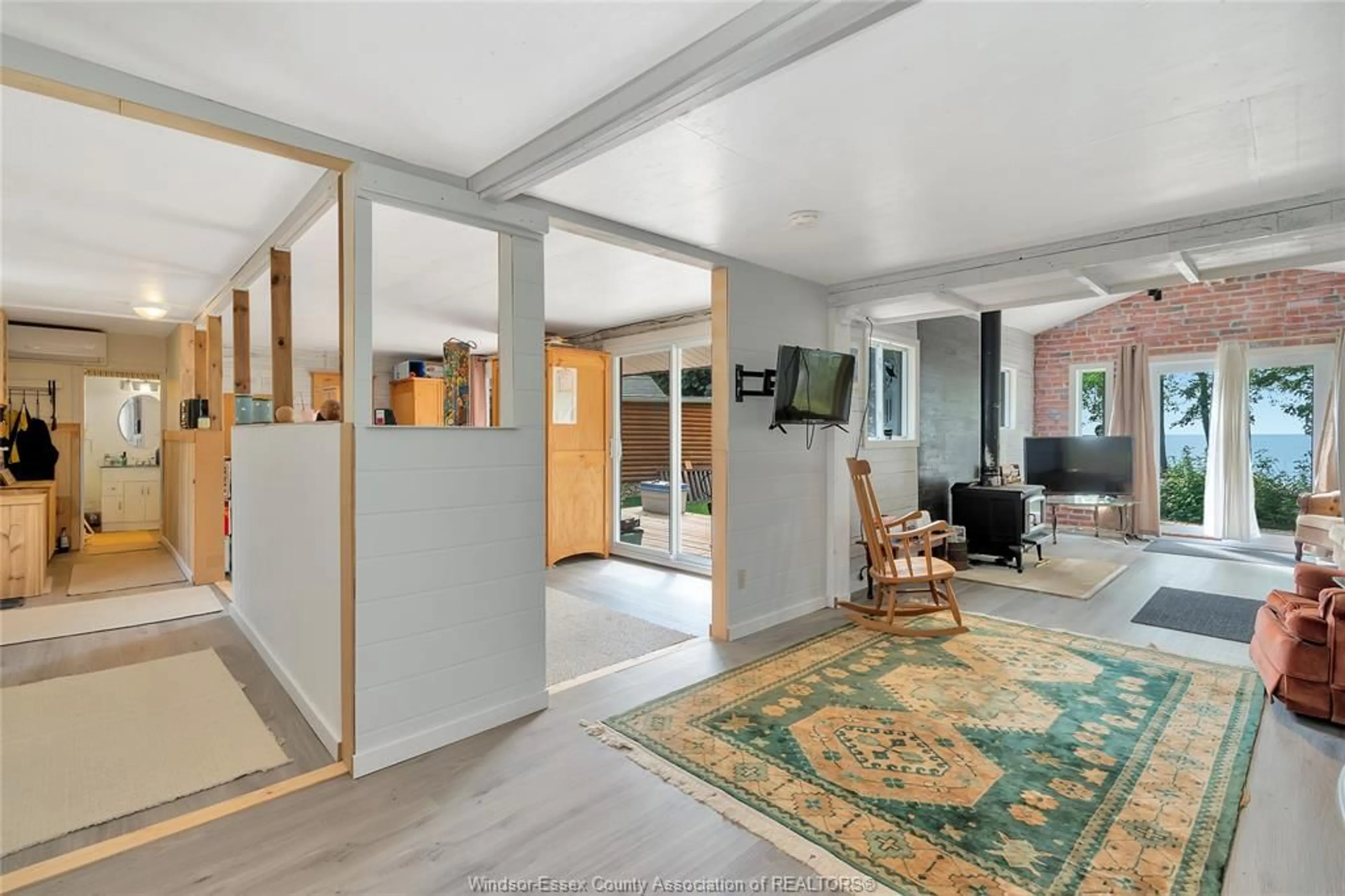 Indoor foyer for 41 KLIES BEACH, Colchester Ontario N0R 1G0