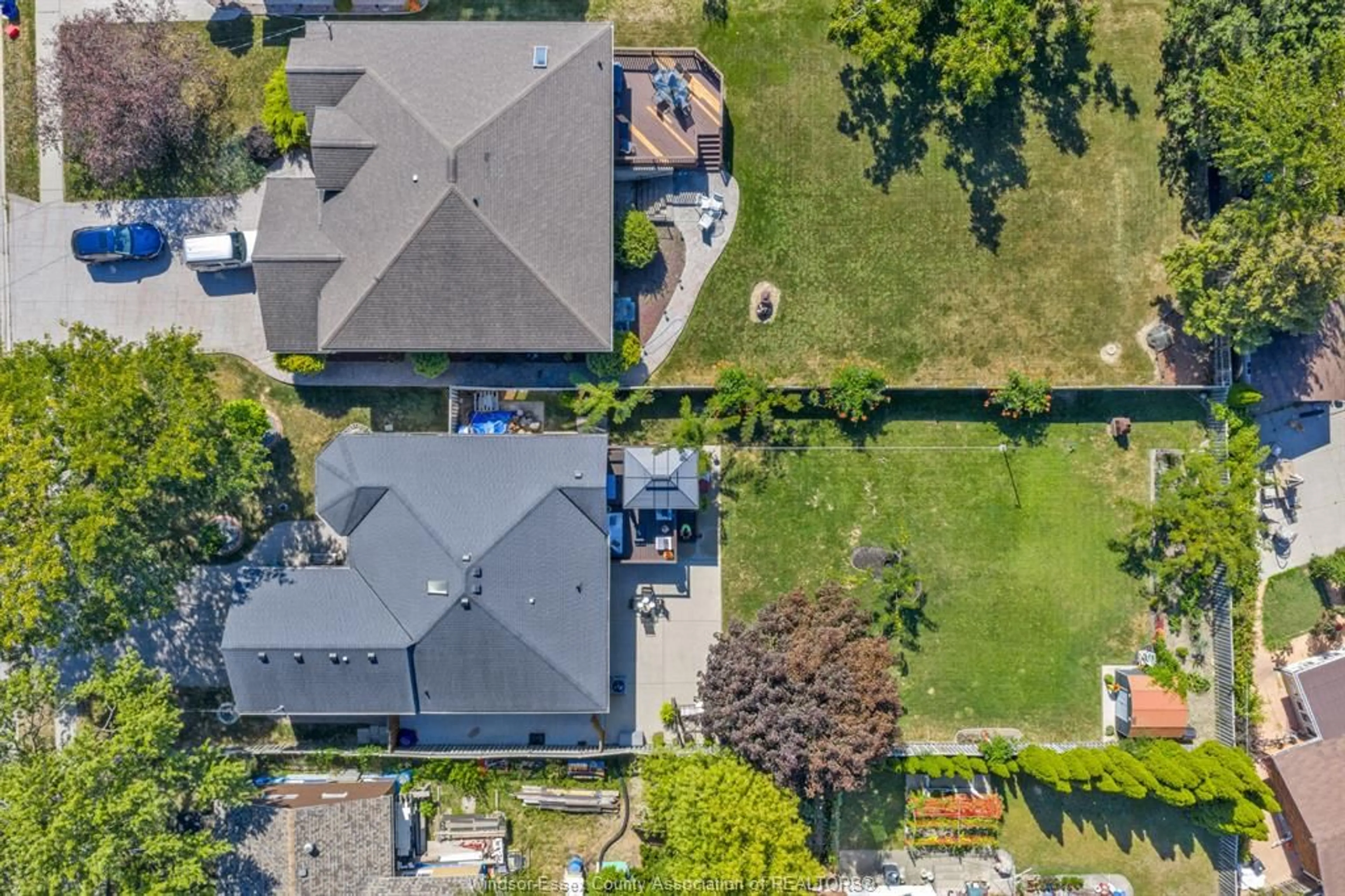 A pic from outside/outdoor area/front of a property/back of a property/a pic from drone, street for 3157 ROBINET, Windsor Ontario N8R 1P7