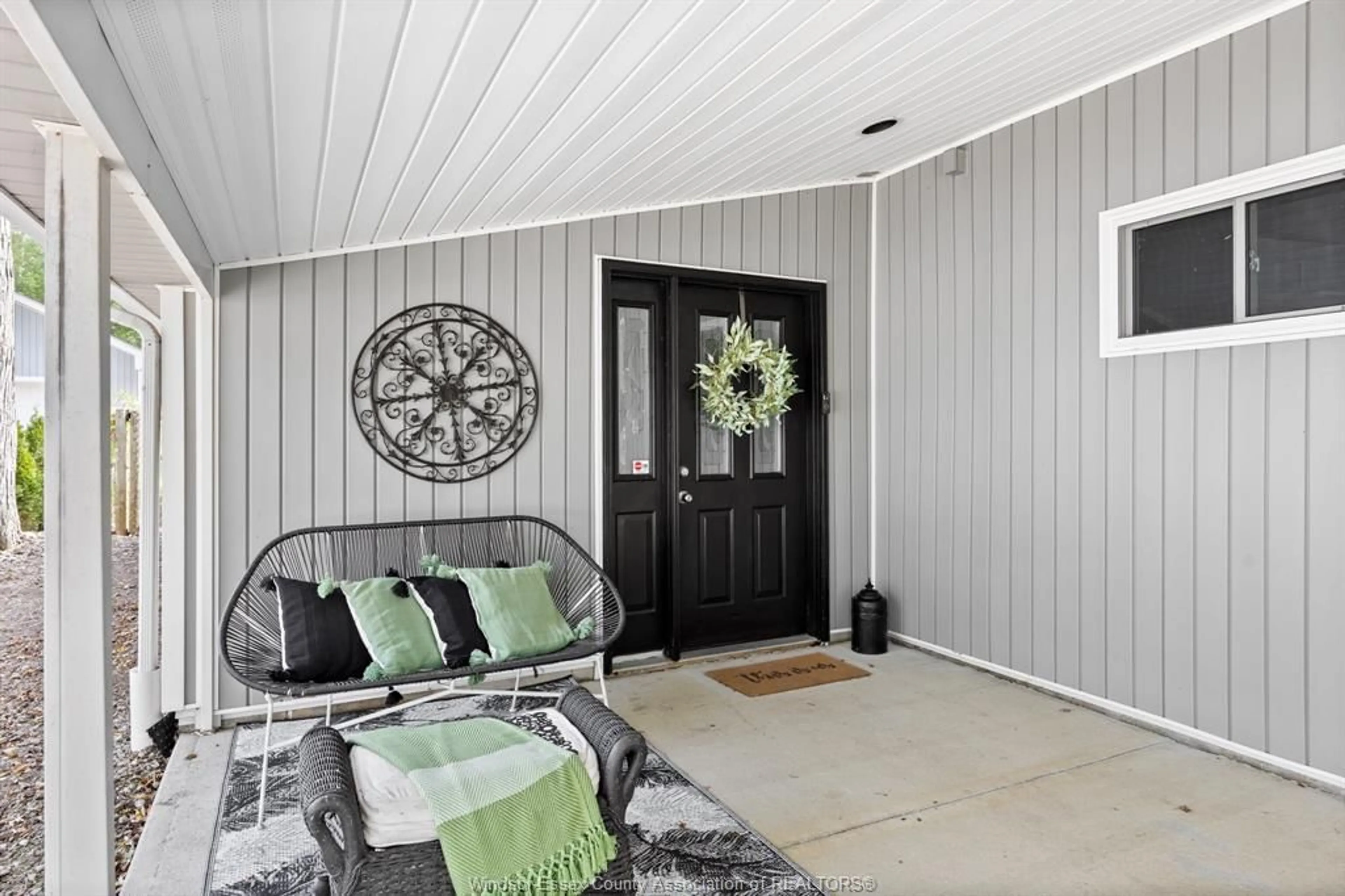 Indoor entryway for 480 SYDENHAM St, Colchester Ontario N0R 1G0