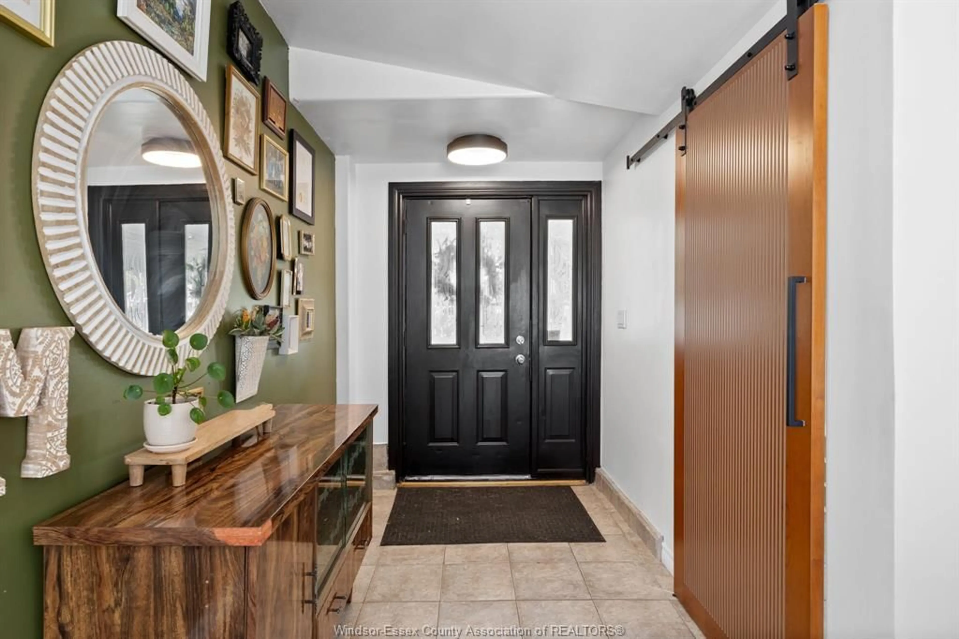 Indoor entryway for 480 SYDENHAM St, Colchester Ontario N0R 1G0