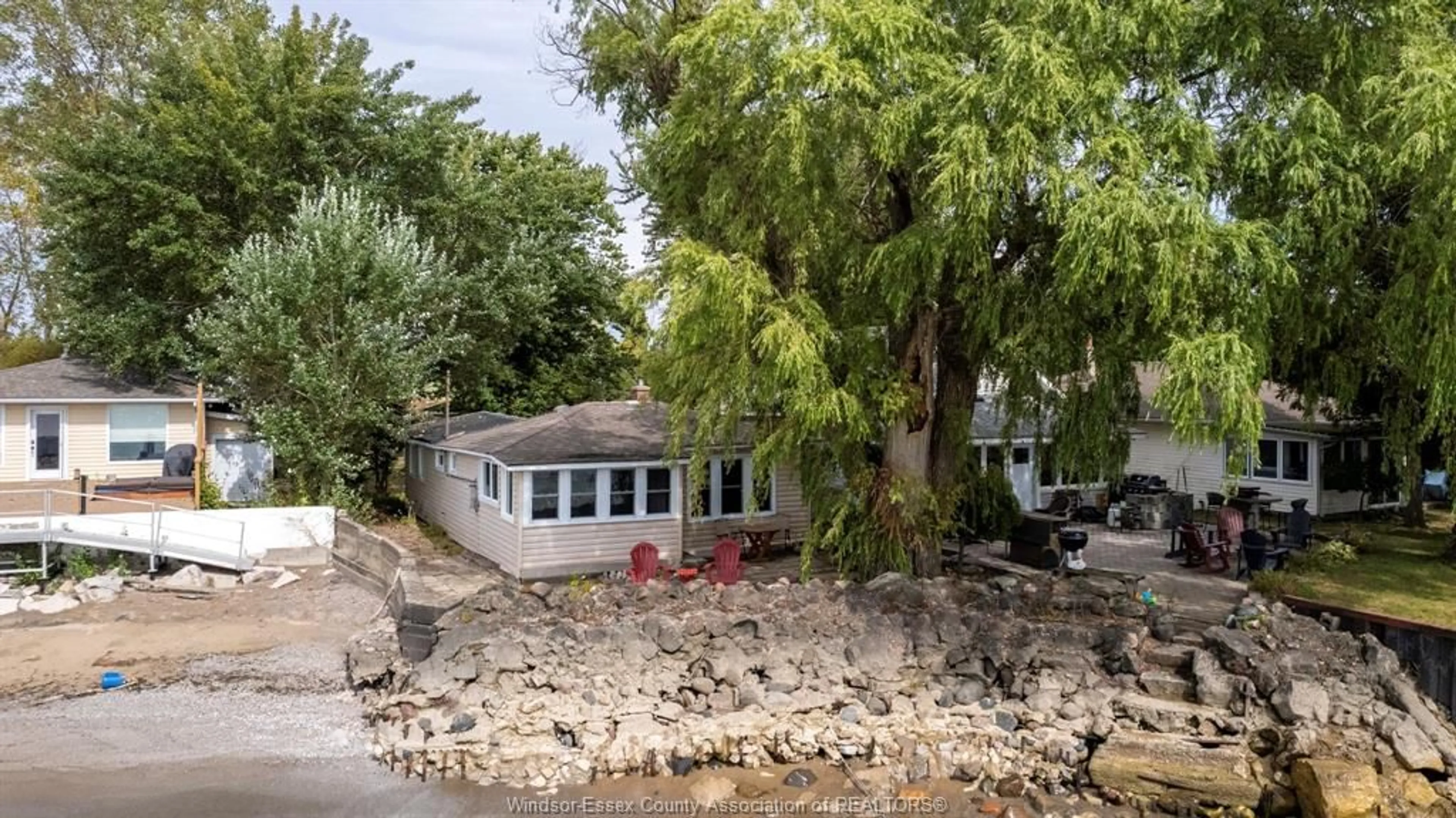 A pic from outside/outdoor area/front of a property/back of a property/a pic from drone, street for 835 ERIE BLUE, Harrow Ontario N0R 1G0