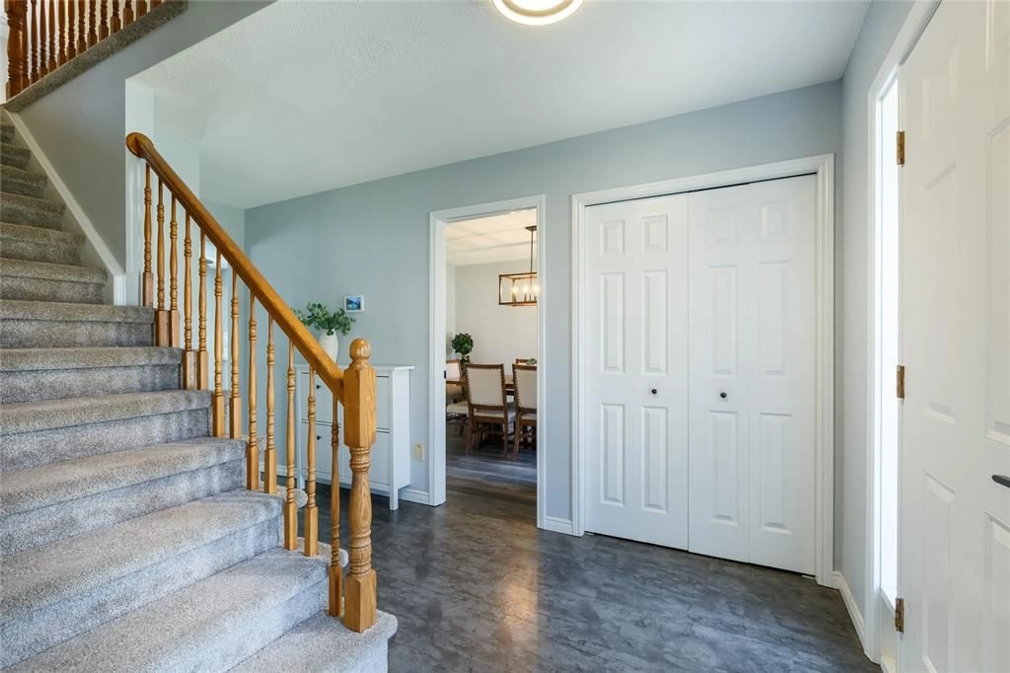 Indoor entryway for 134 CONESTOGA Dr, Sarnia Ontario N7S 5V9