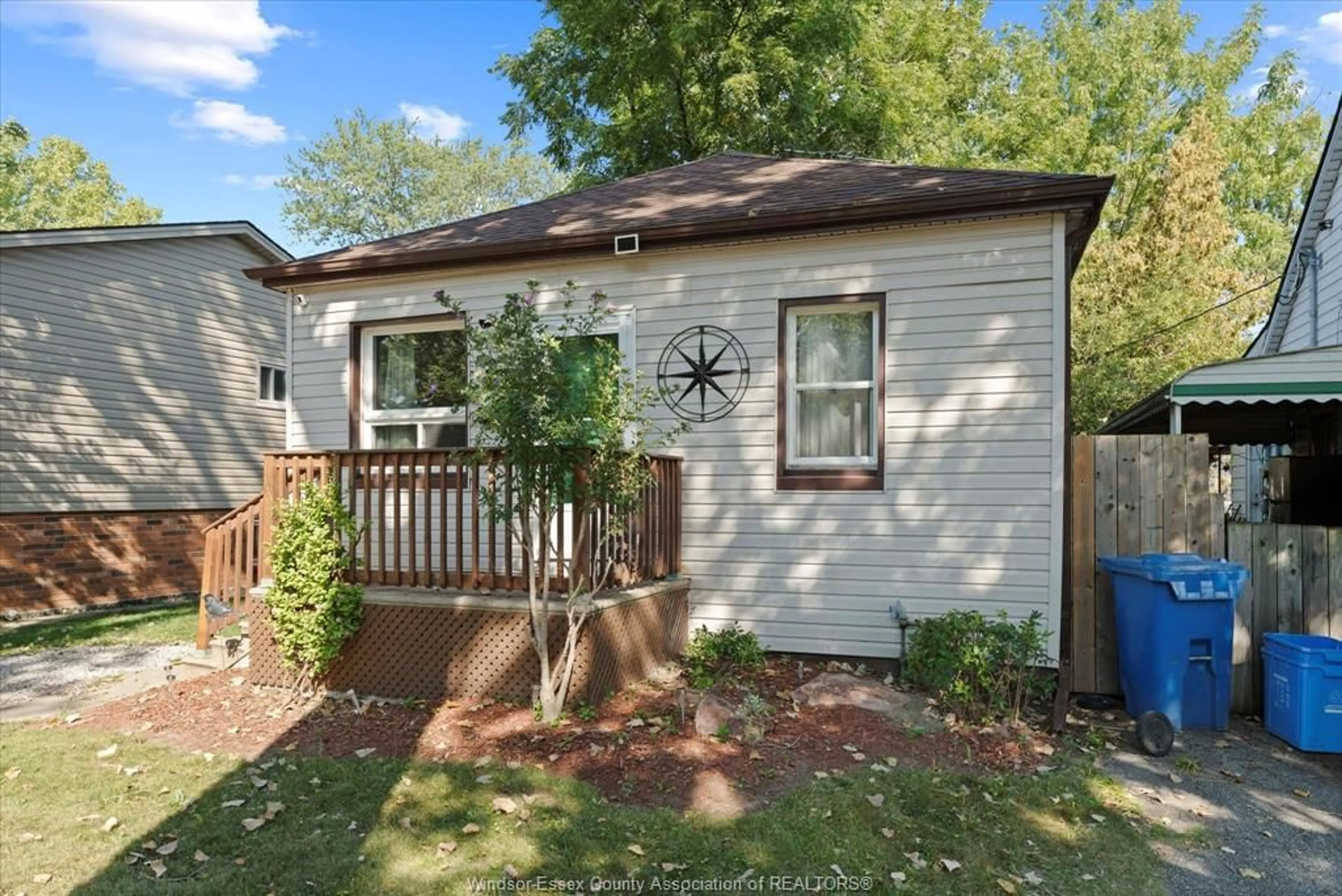 Home with vinyl exterior material, street for 716 CAPITOL St, Windsor Ontario N8X 3G2