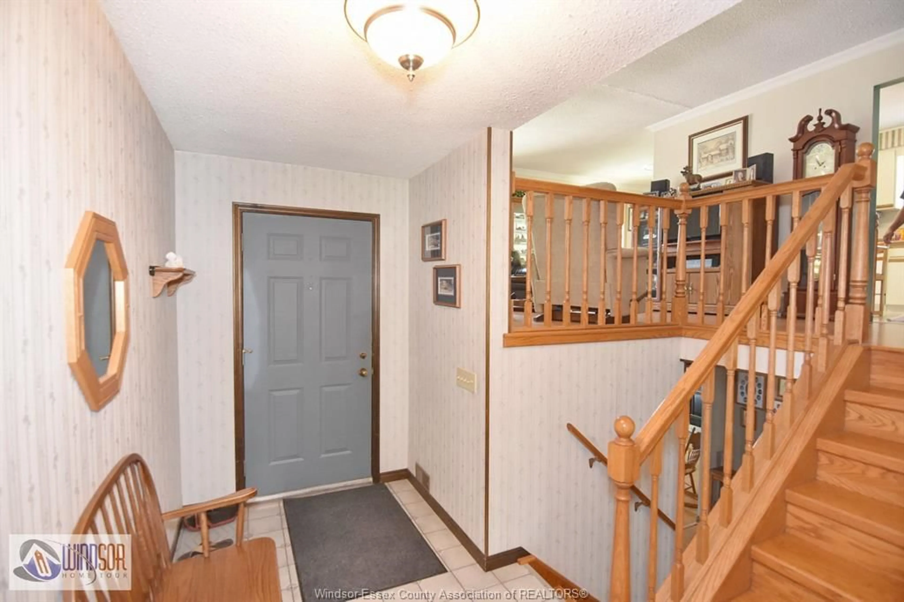 Indoor foyer for 3712 BLISS Rd, Windsor Ontario N8W 3C2