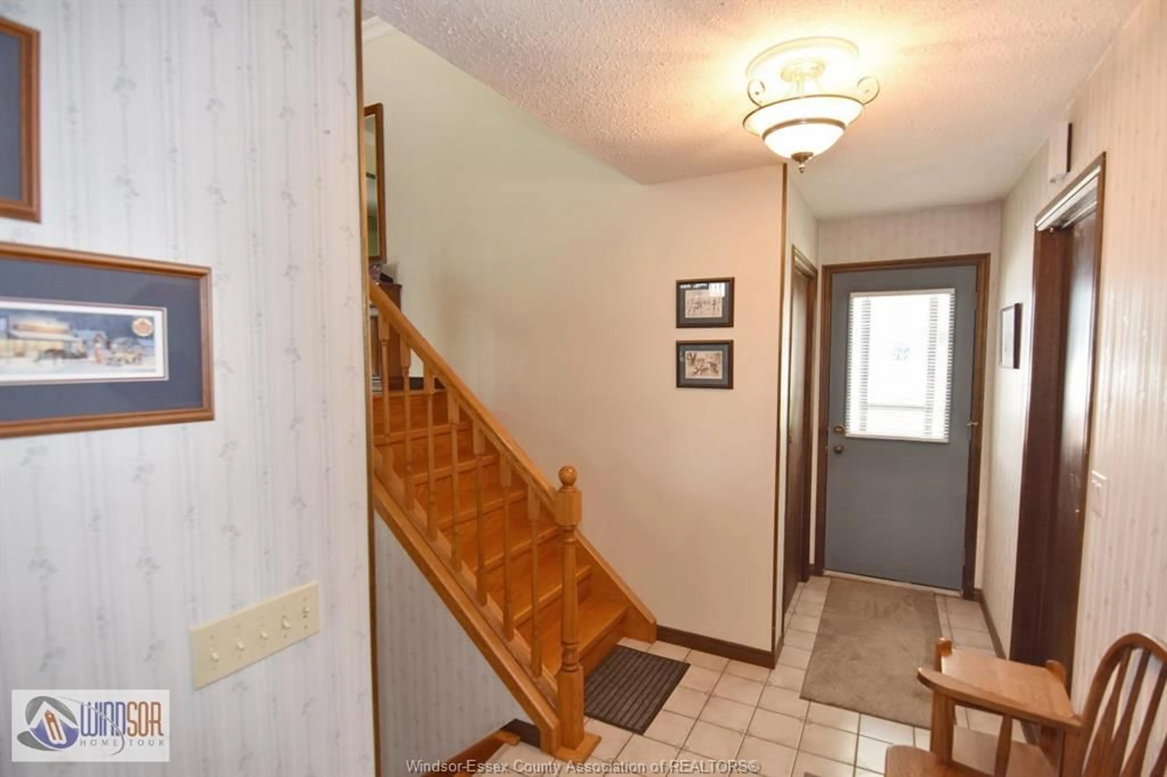 Indoor foyer for 3712 BLISS Rd, Windsor Ontario N8W 3C2