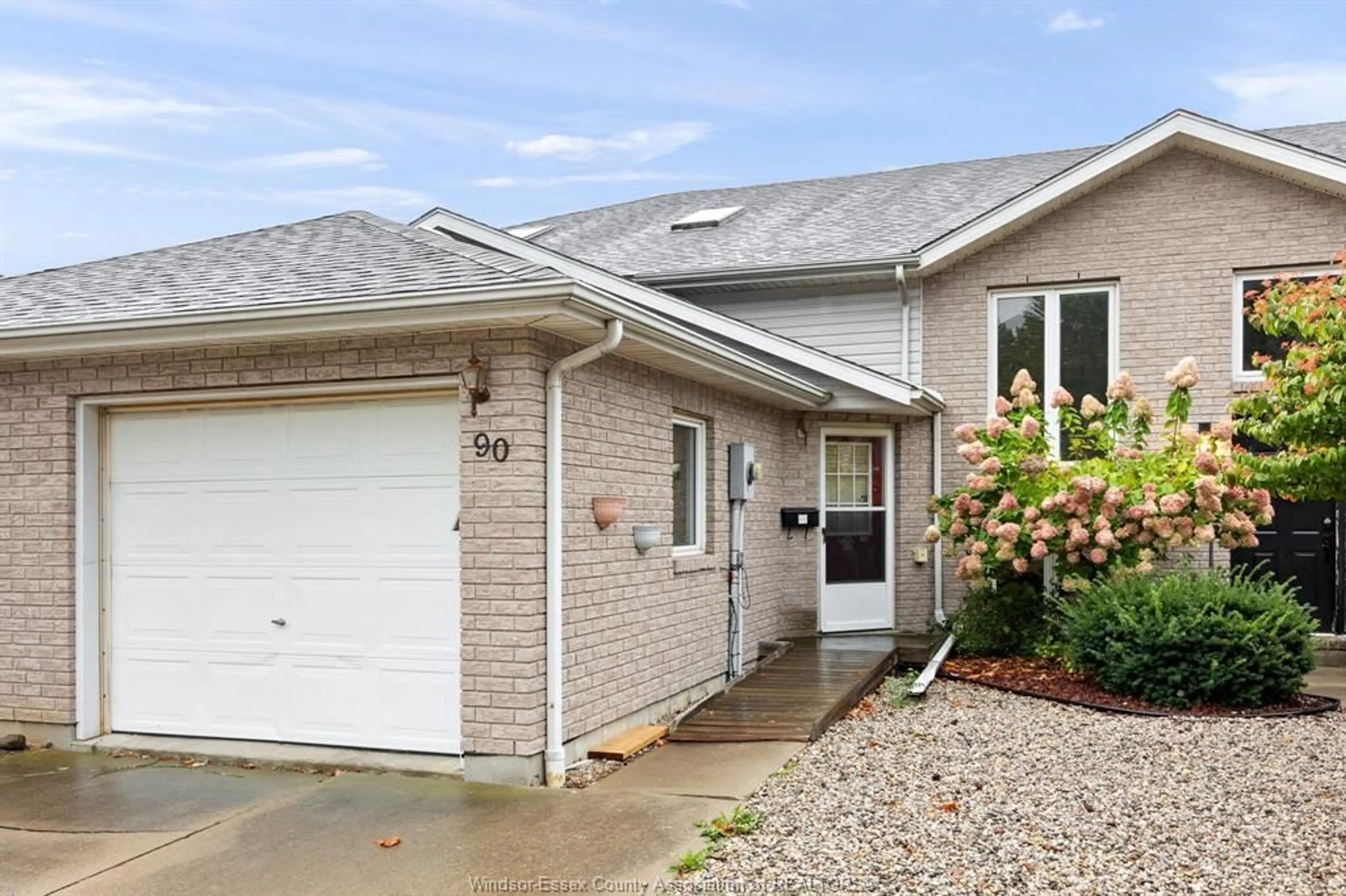 Home with vinyl exterior material, street for 90 CLARENCE Ave, Leamington Ontario N8H 5B5