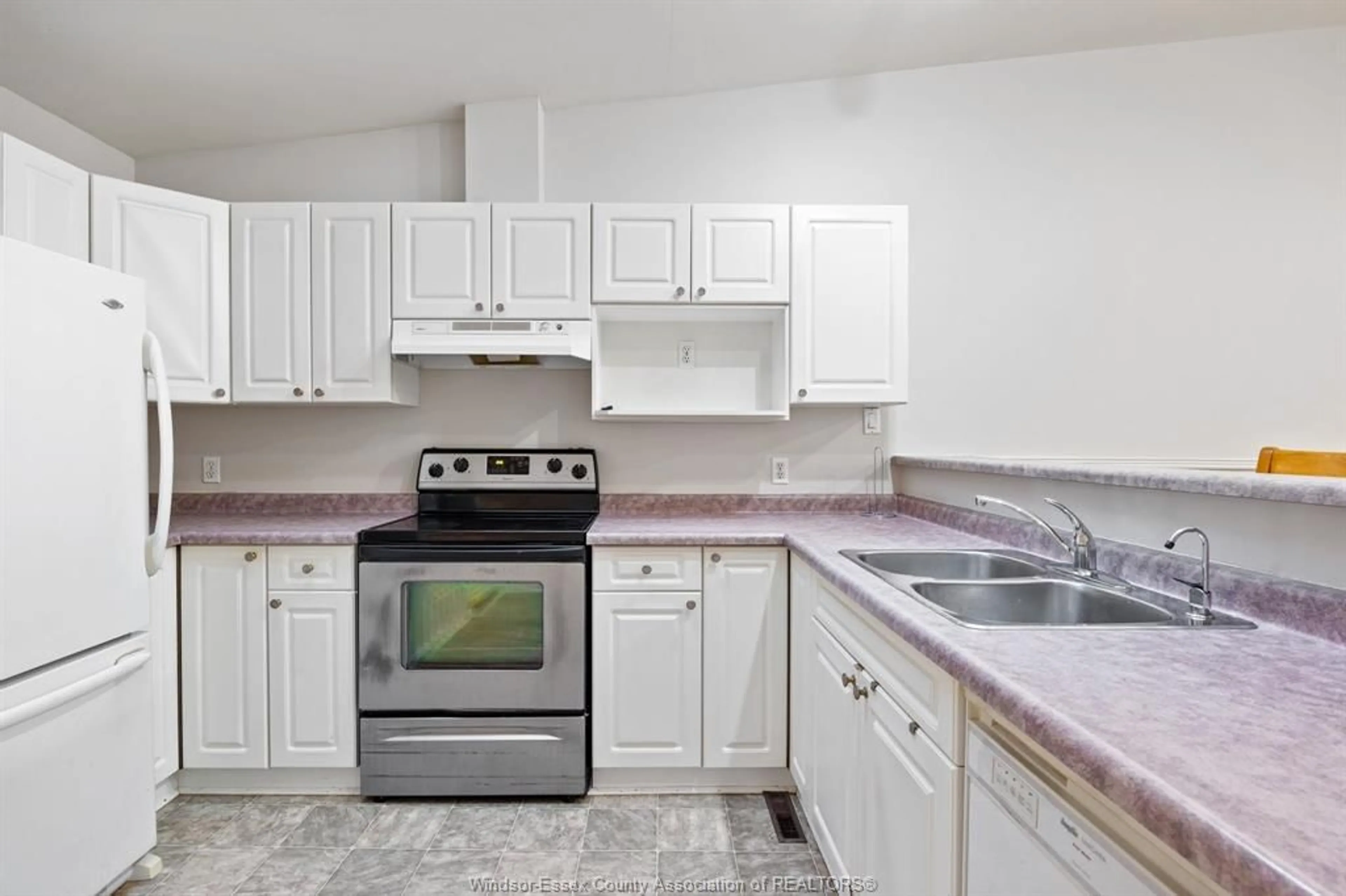 Standard kitchen, ceramic/tile floor for 90 CLARENCE Ave, Leamington Ontario N8H 5B5