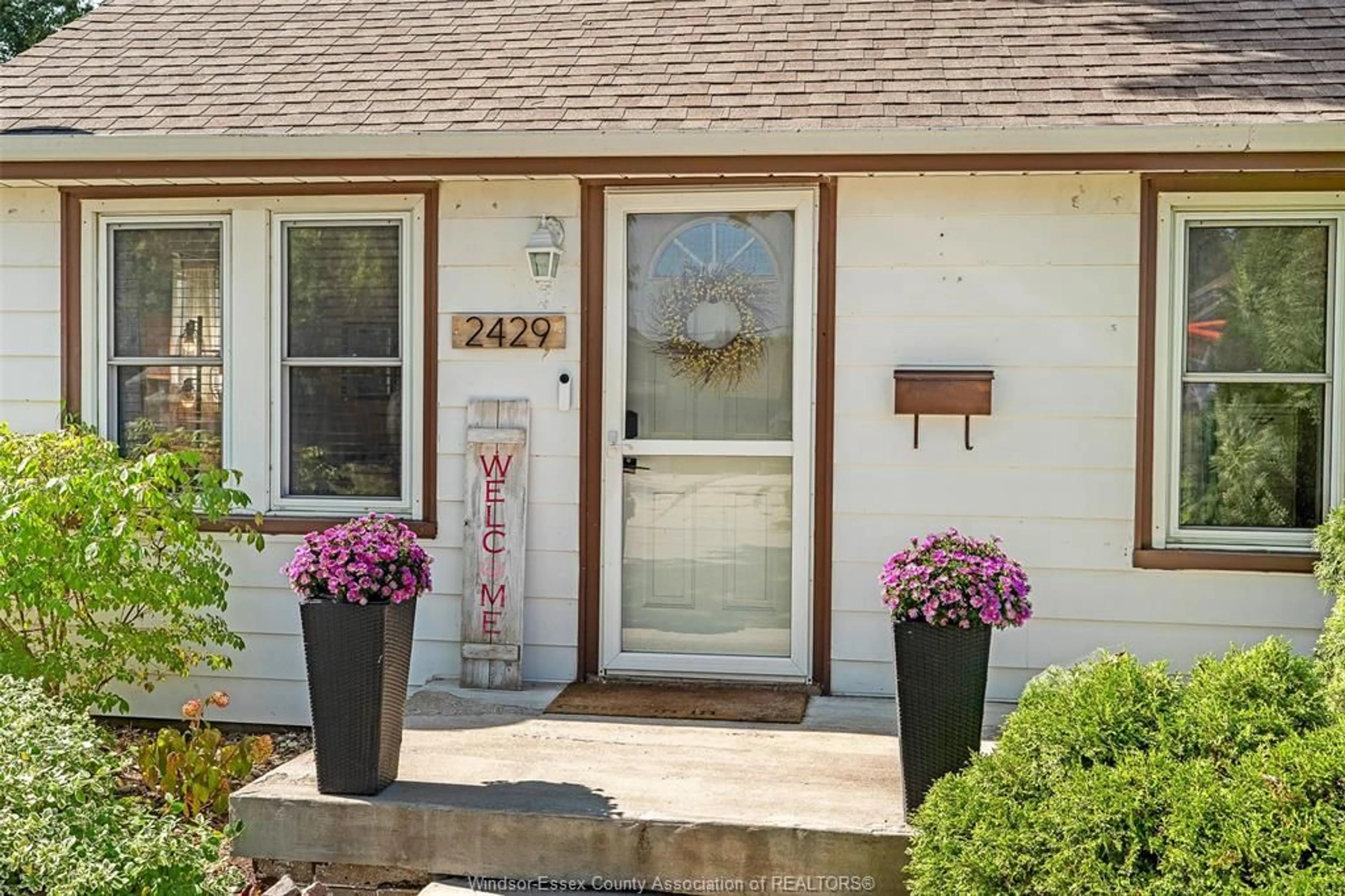 Indoor entryway for 2429 TOURANGEAU, Windsor Ontario N8W 4N8