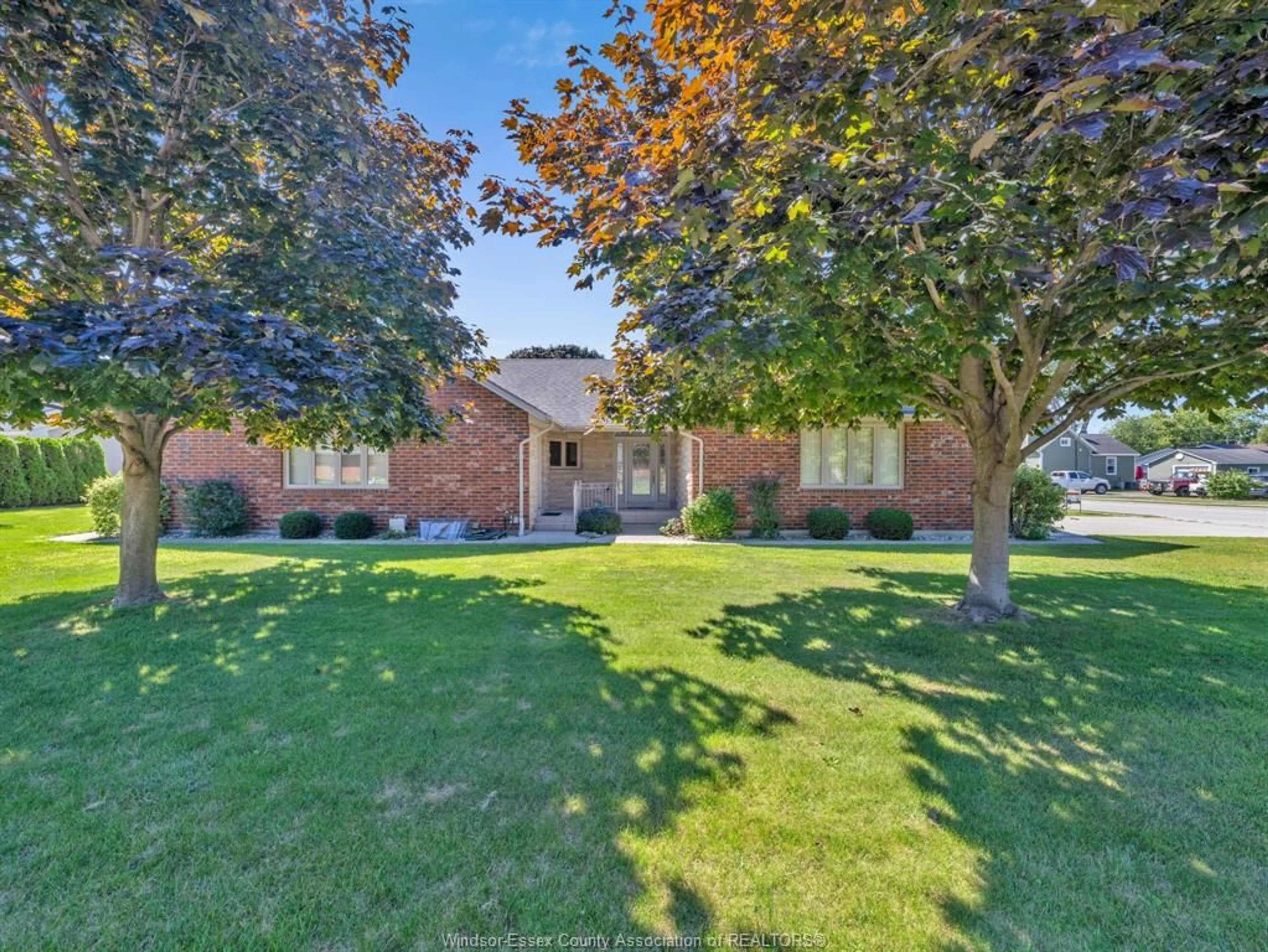 A pic from outside/outdoor area/front of a property/back of a property/a pic from drone, street for 89 SPRUCE, Kingsville Ontario N9Y 1G4