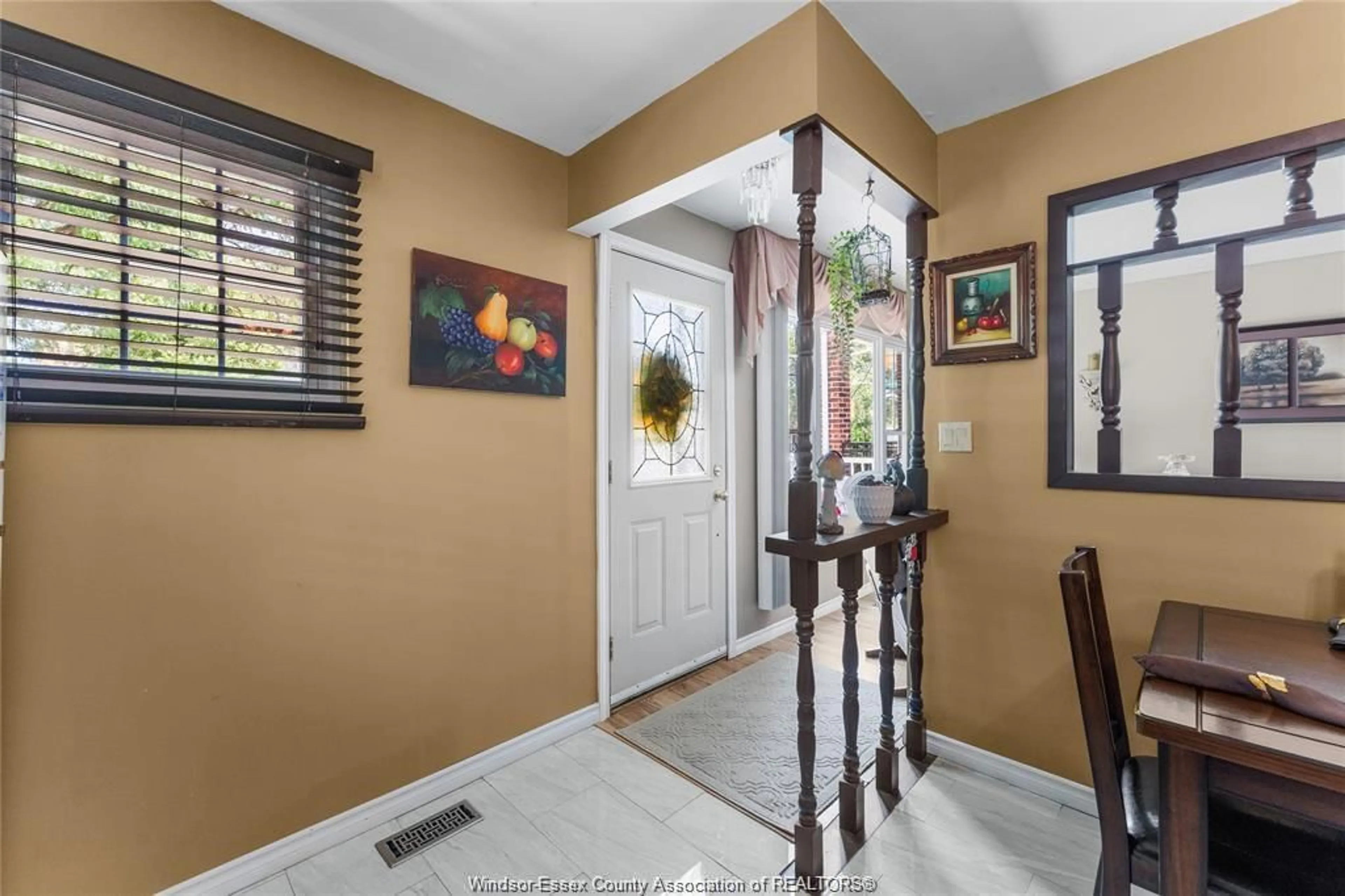 Indoor entryway for 1087 CAMPBELL Ave, Windsor Ontario N9B 2J4