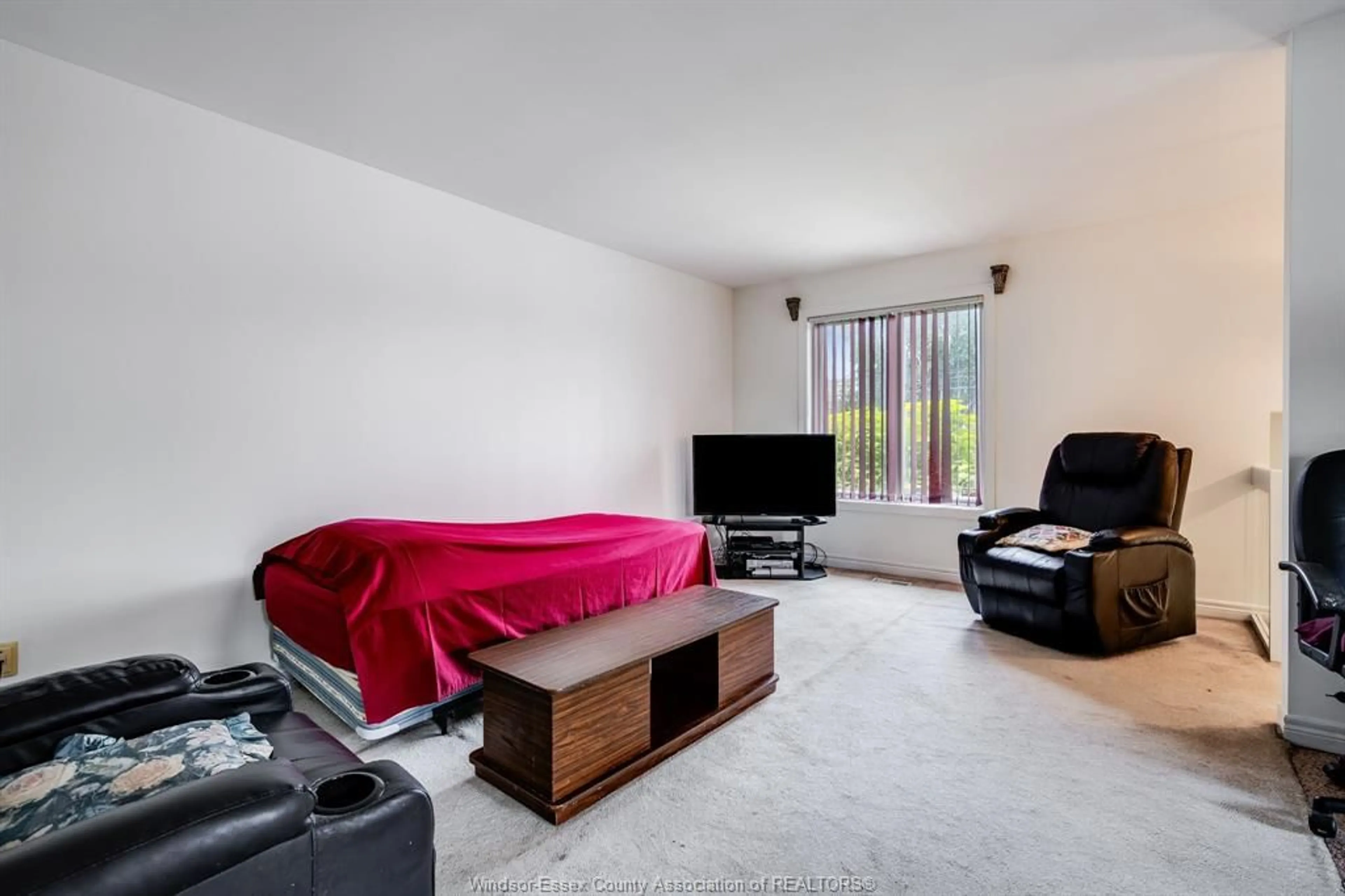 A pic of a room for 730 Cabana Rd, Windsor Ontario N9G 1A4
