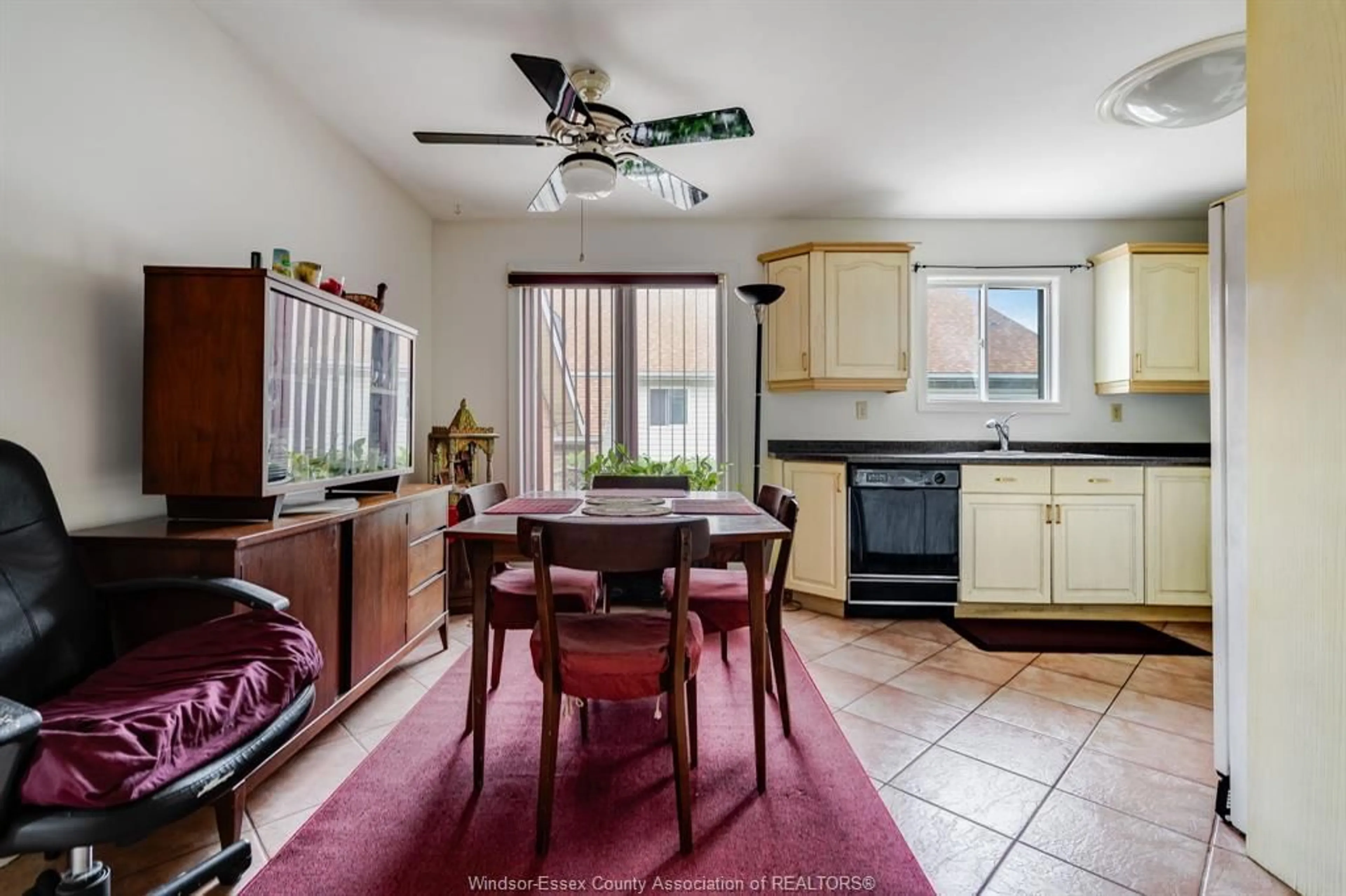 Standard kitchen, ceramic/tile floor for 730 Cabana Rd, Windsor Ontario N9G 1A4