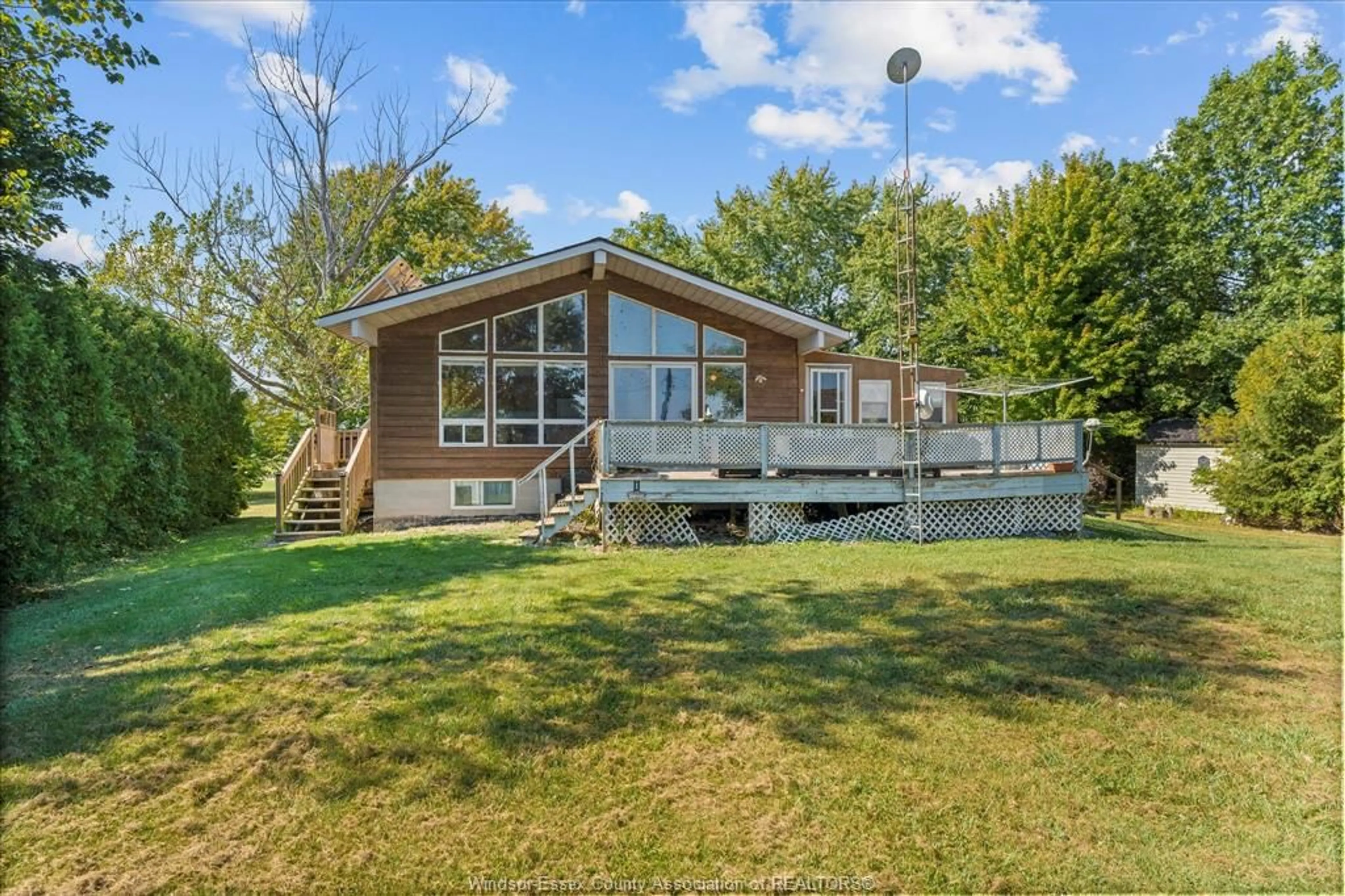 A pic from outside/outdoor area/front of a property/back of a property/a pic from drone, water/lake/river/ocean view for 192 LAKESHORE Dr, Leamington Ontario N0P 2P0