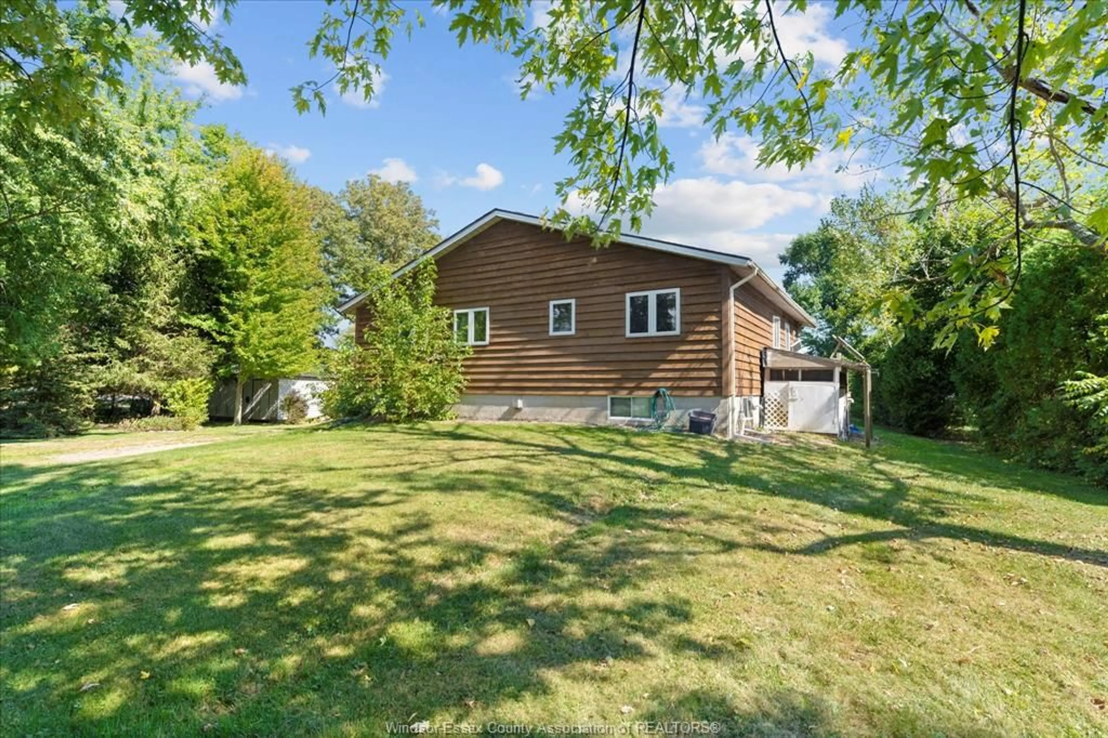 A pic from outside/outdoor area/front of a property/back of a property/a pic from drone, water/lake/river/ocean view for 192 LAKESHORE Dr, Leamington Ontario N0P 2P0