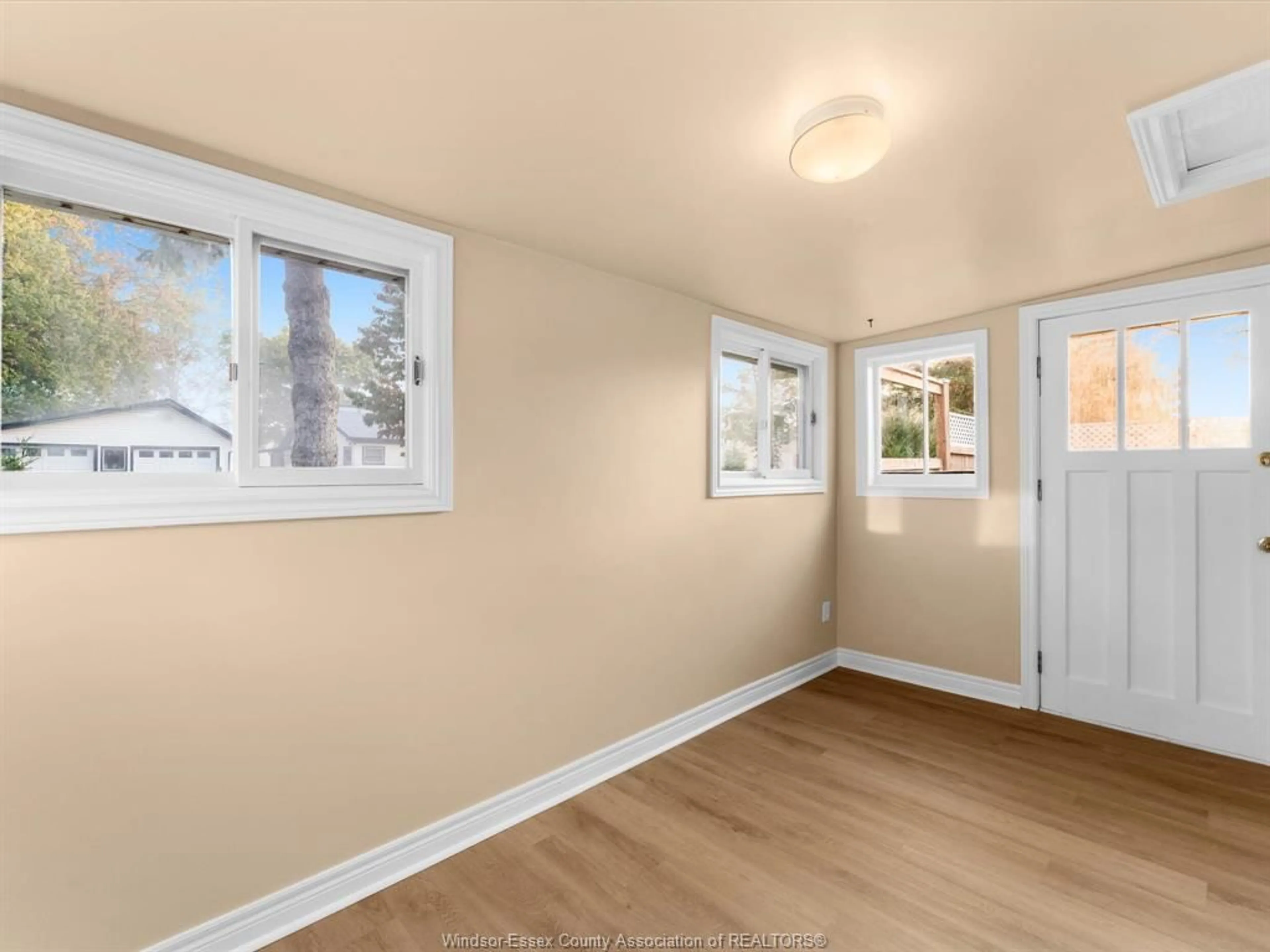 A pic of a room for 1057 OAK Ave, Kingsville Ontario N9Y 3T6