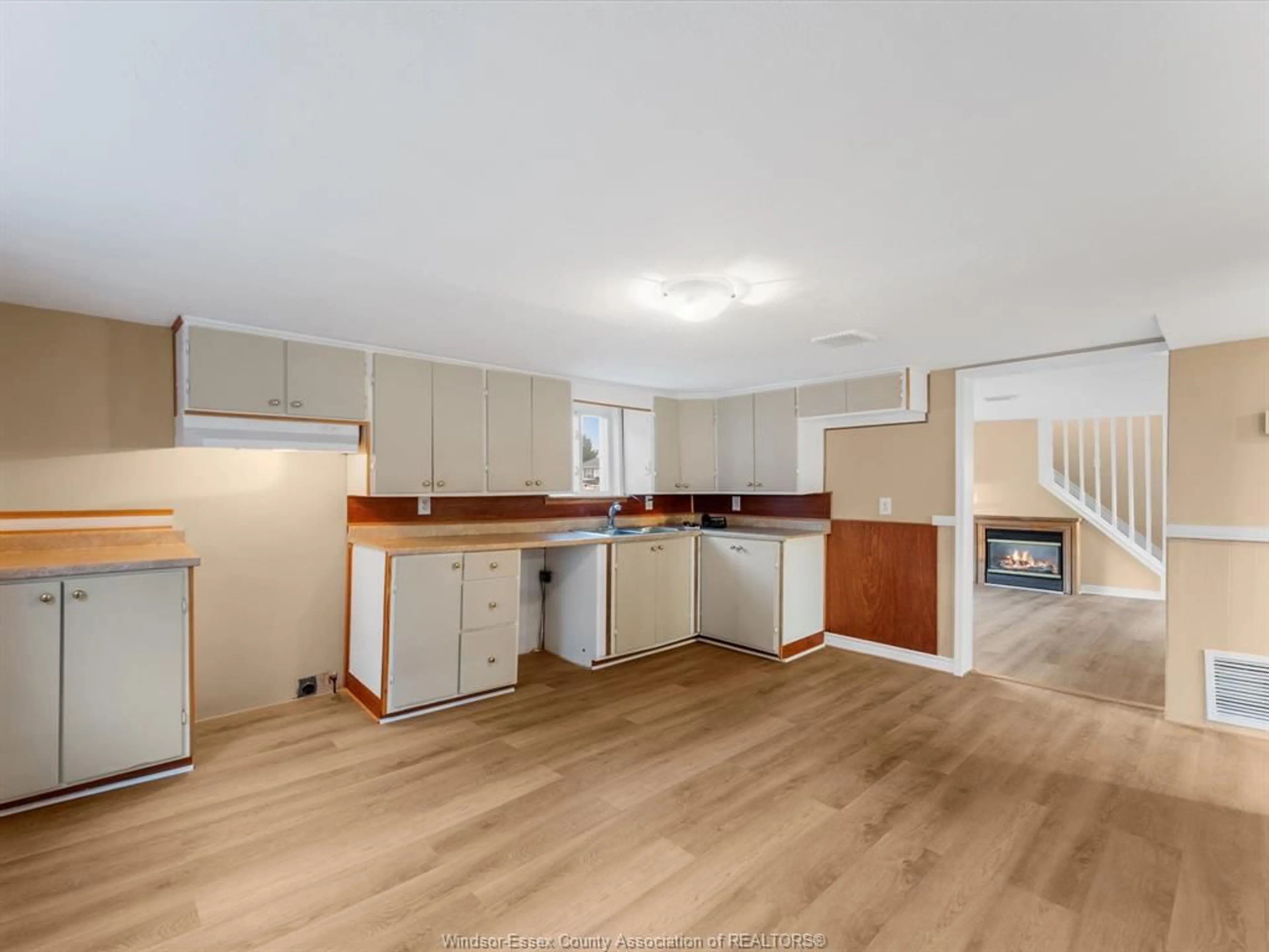 Open concept kitchen, wood/laminate floor for 1057 OAK Ave, Kingsville Ontario N9Y 3T6