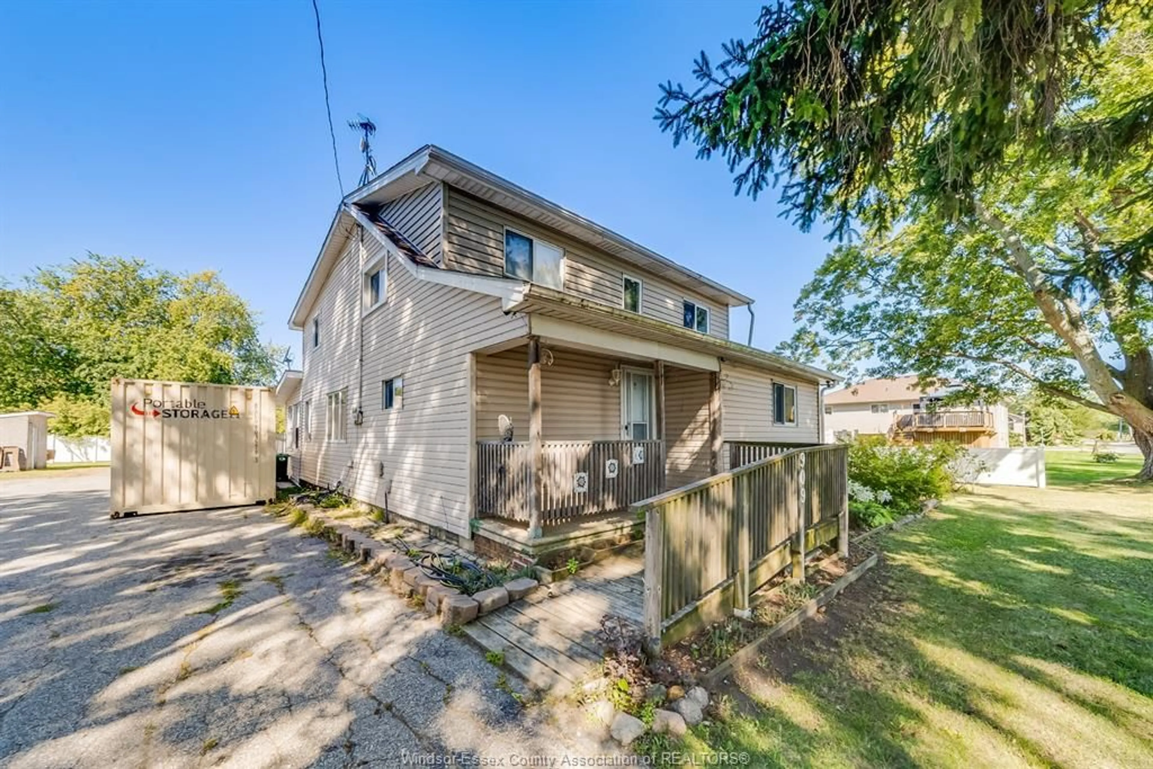 A pic from outside/outdoor area/front of a property/back of a property/a pic from drone, street for 909 BUSHEY St, Stoney Point Ontario N0R 1N0