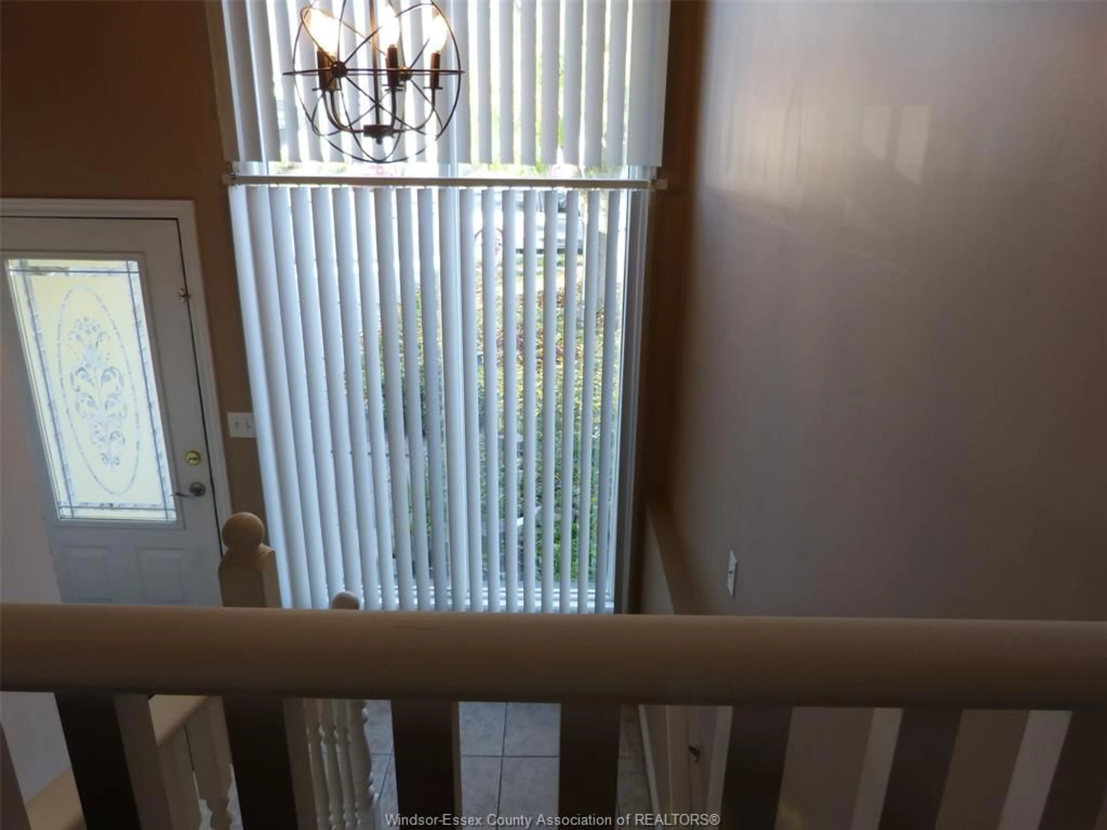 Indoor foyer for 3691 HOLBURN St, Windsor Ontario N9E 4T3