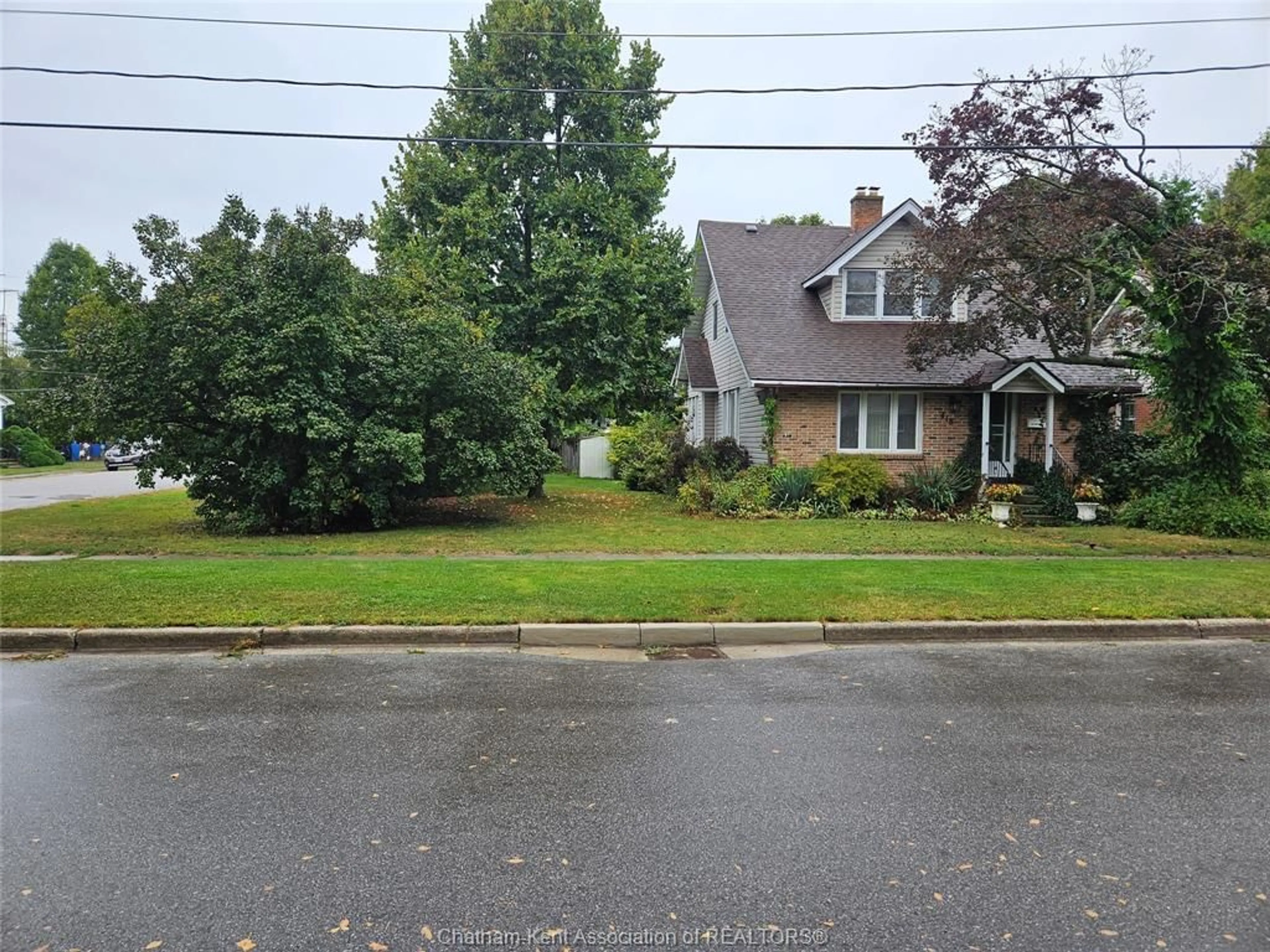 A pic from outside/outdoor area/front of a property/back of a property/a pic from drone, street for 418 Gillard St, Wallaceburg Ontario N8A 1N6