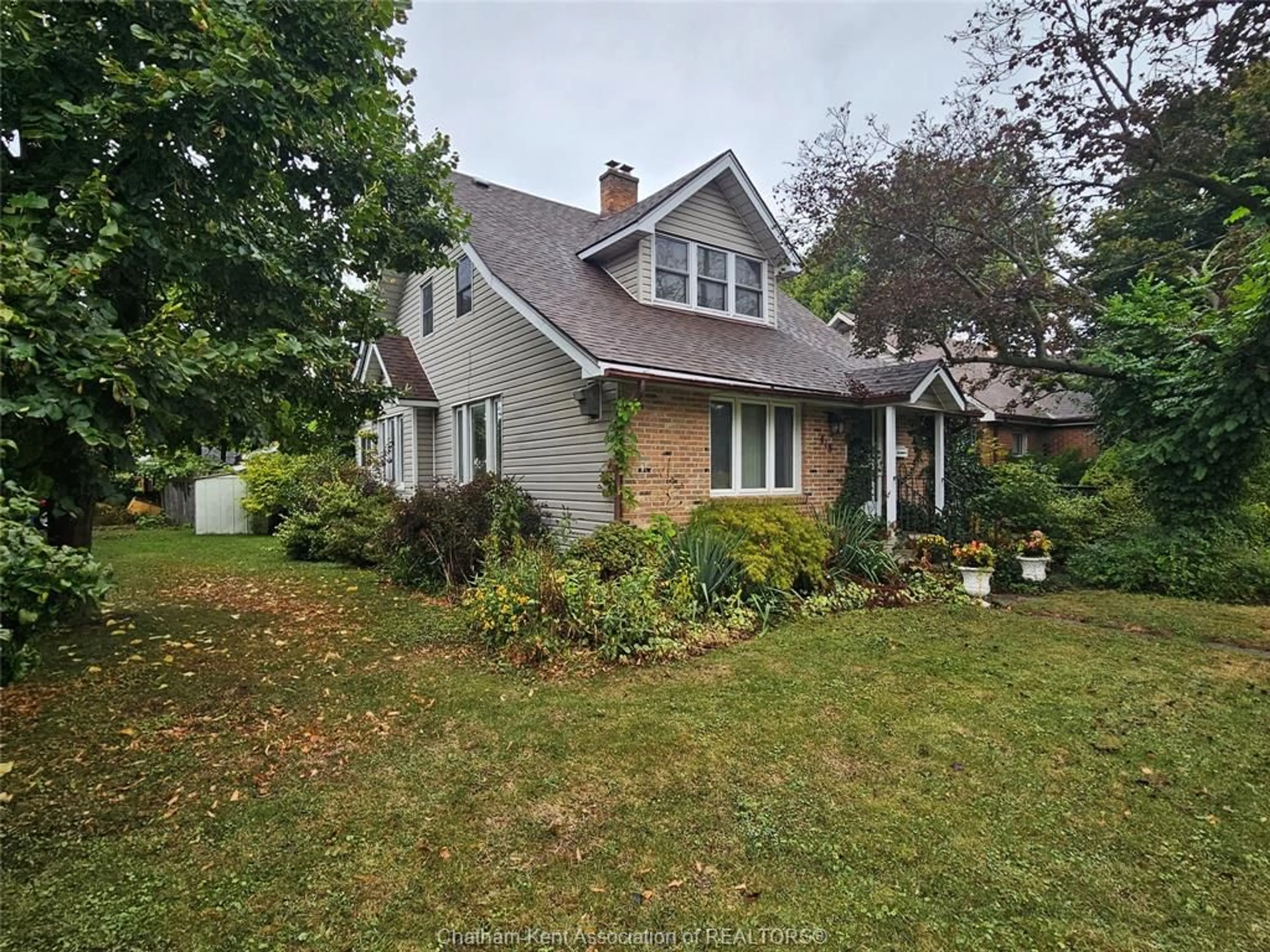 A pic from outside/outdoor area/front of a property/back of a property/a pic from drone, street for 418 Gillard St, Wallaceburg Ontario N8A 1N6
