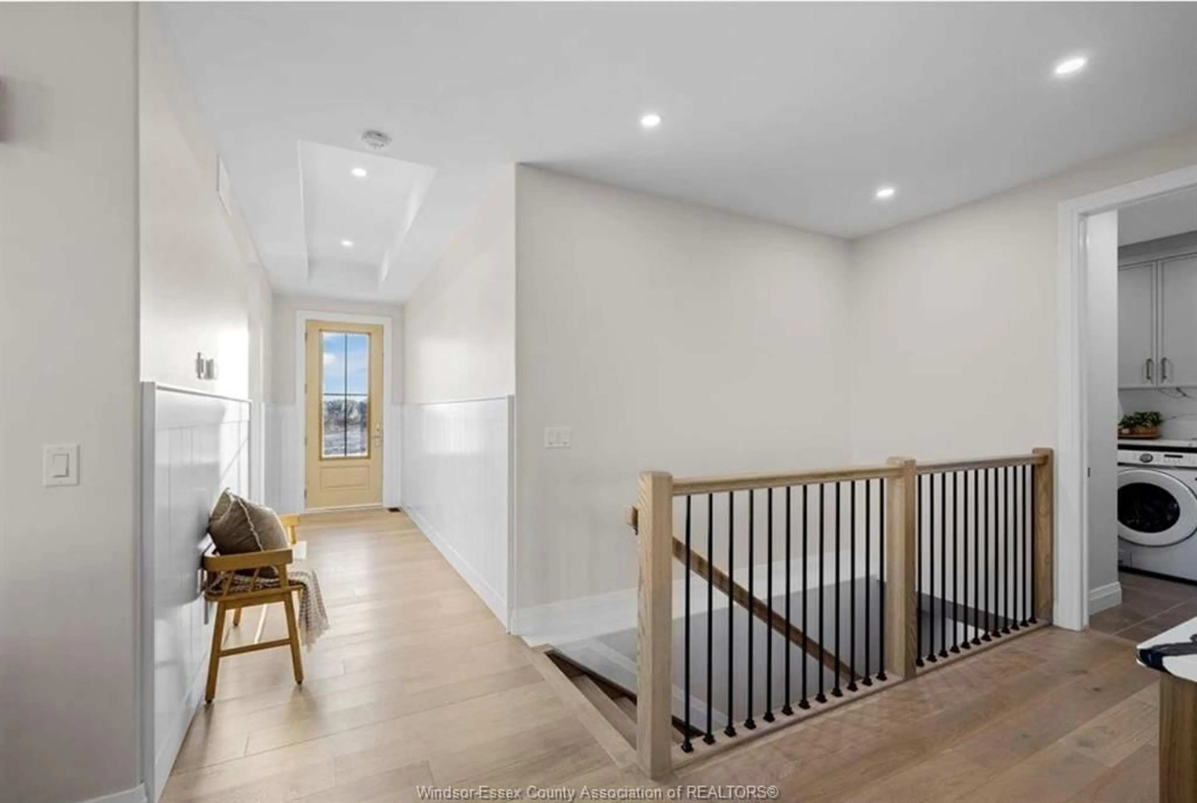 Indoor foyer for 7578 SILVERLEAF Lane, LaSalle Ontario N9H 1H3