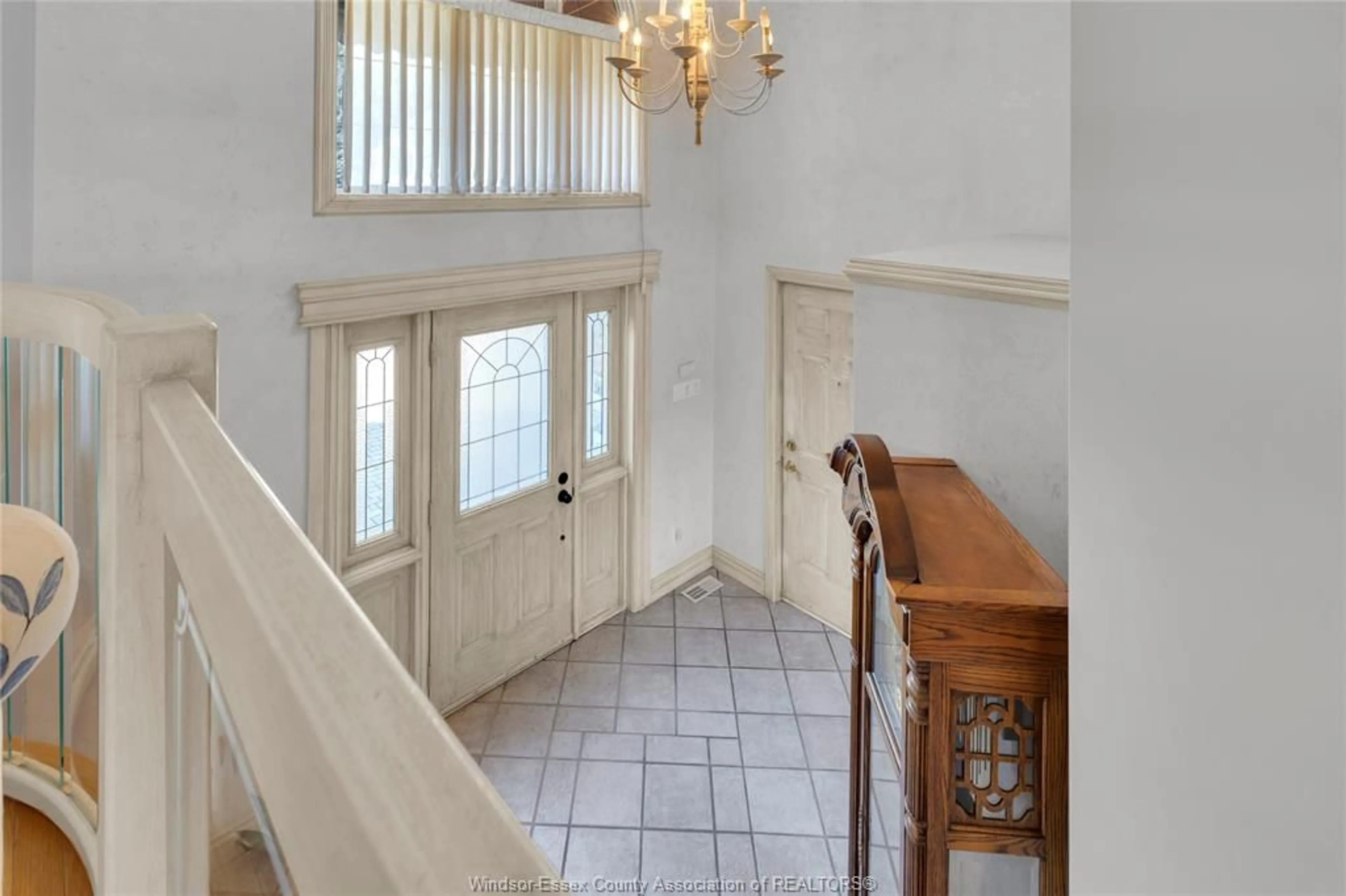 Indoor foyer for 5760 MENCARELLI St, LaSalle Ontario N9H 1L9