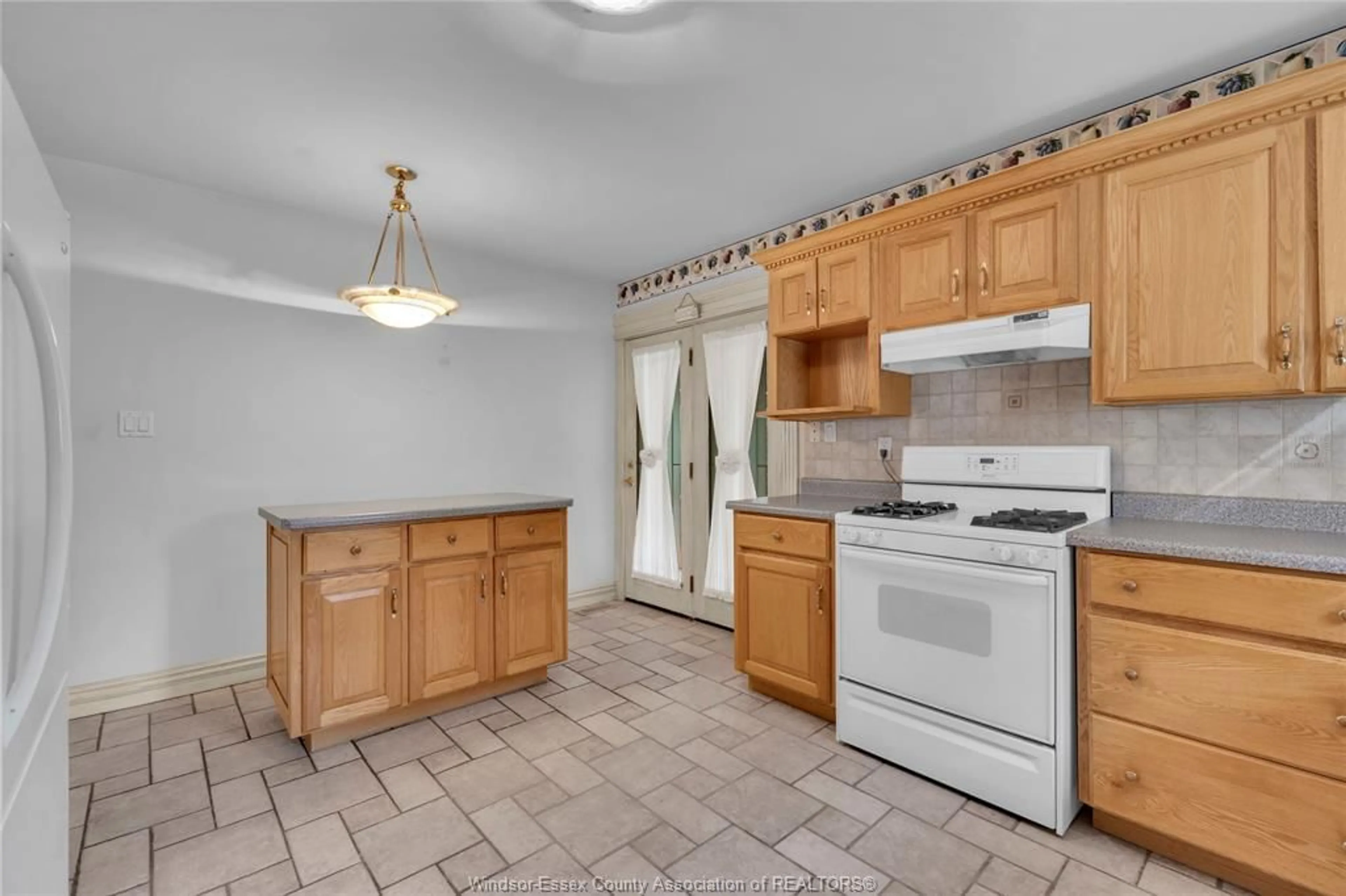 Standard kitchen, ceramic/tile floor for 5760 MENCARELLI St, LaSalle Ontario N9H 1L9