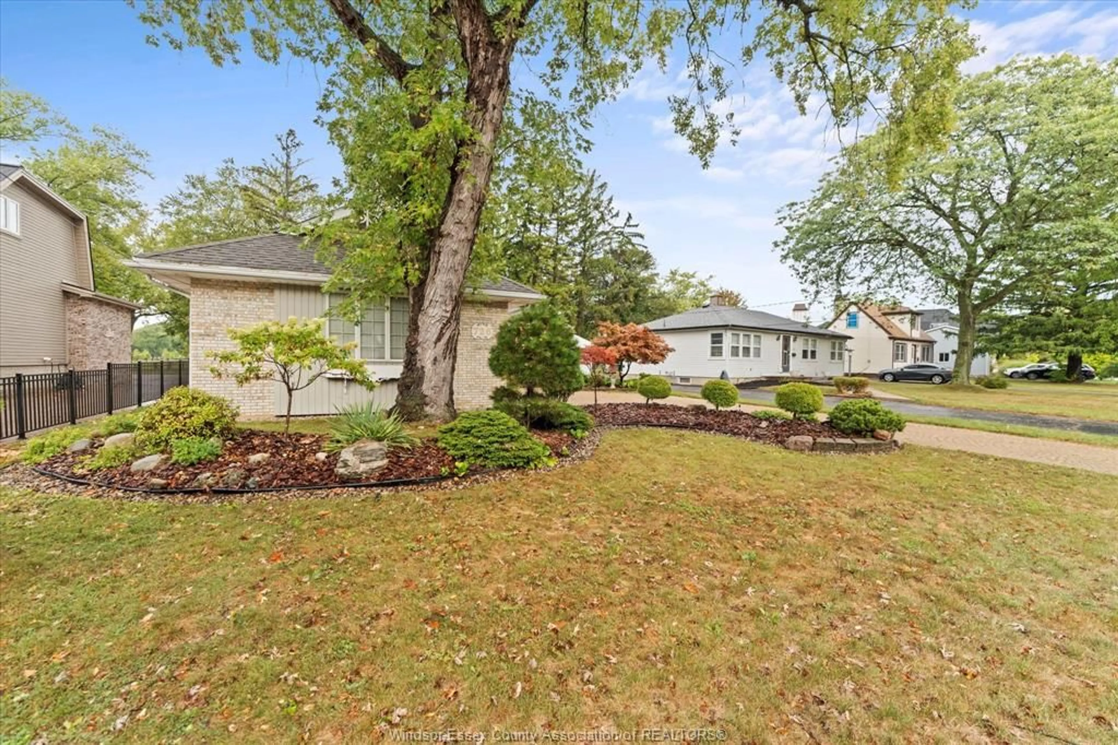 A pic from outside/outdoor area/front of a property/back of a property/a pic from drone, unknown for 726 ROSELAND Dr, Windsor Ontario N9G 1T8