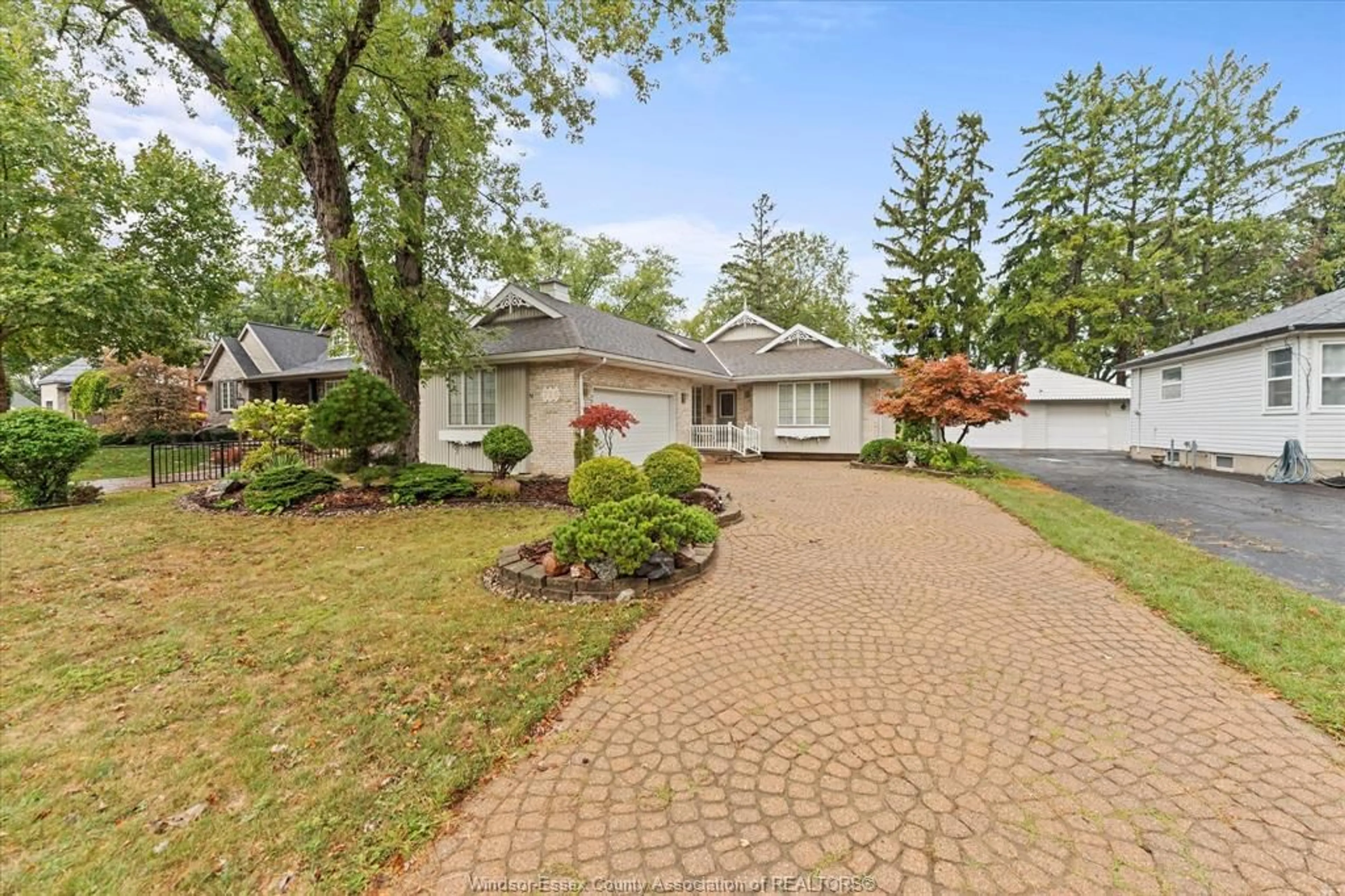 Unknown for 726 ROSELAND Dr, Windsor Ontario N9G 1T8