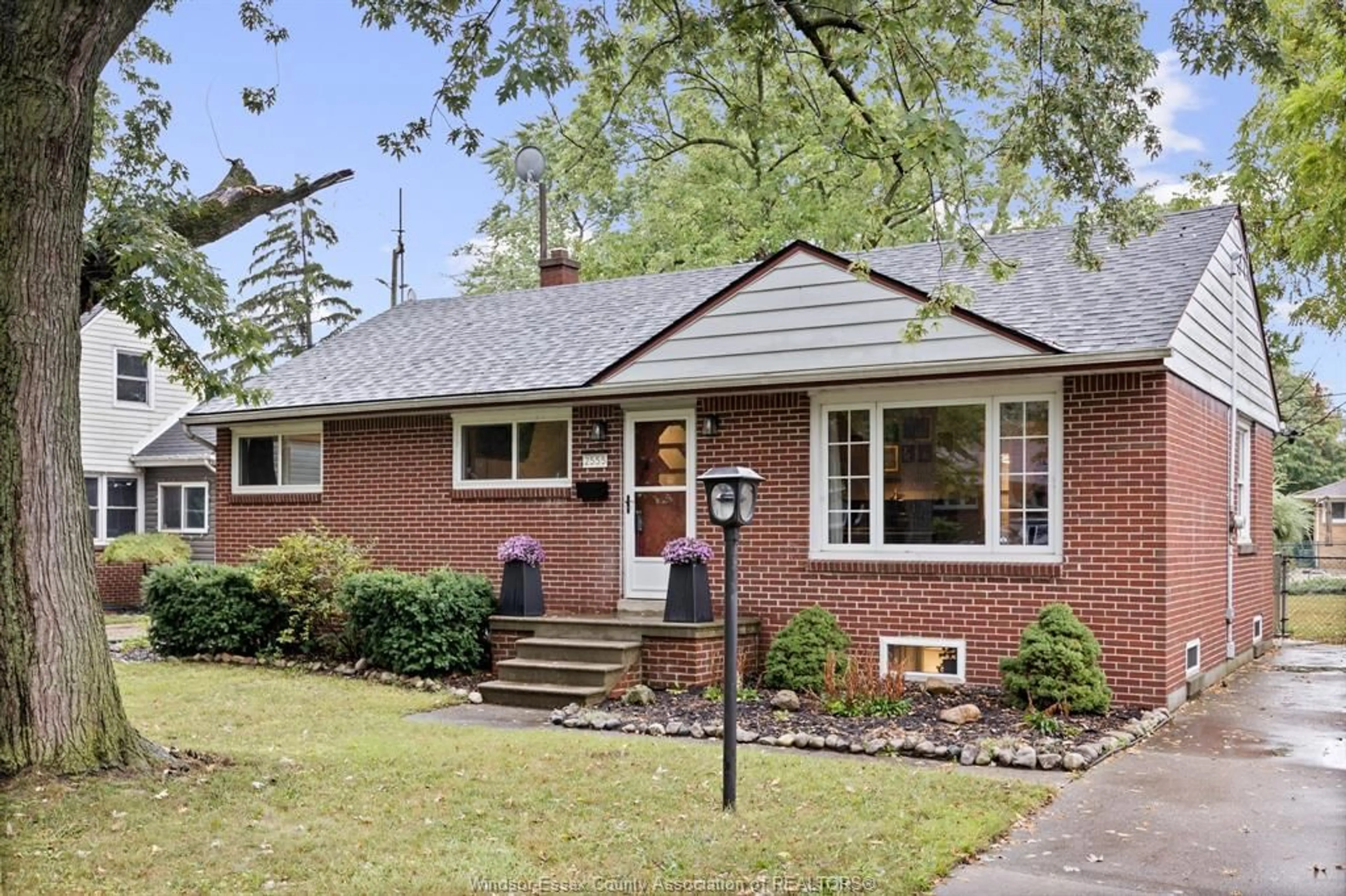 Home with brick exterior material, street for 2555 VIRGINIA Pk, Windsor Ontario N9E 2B5