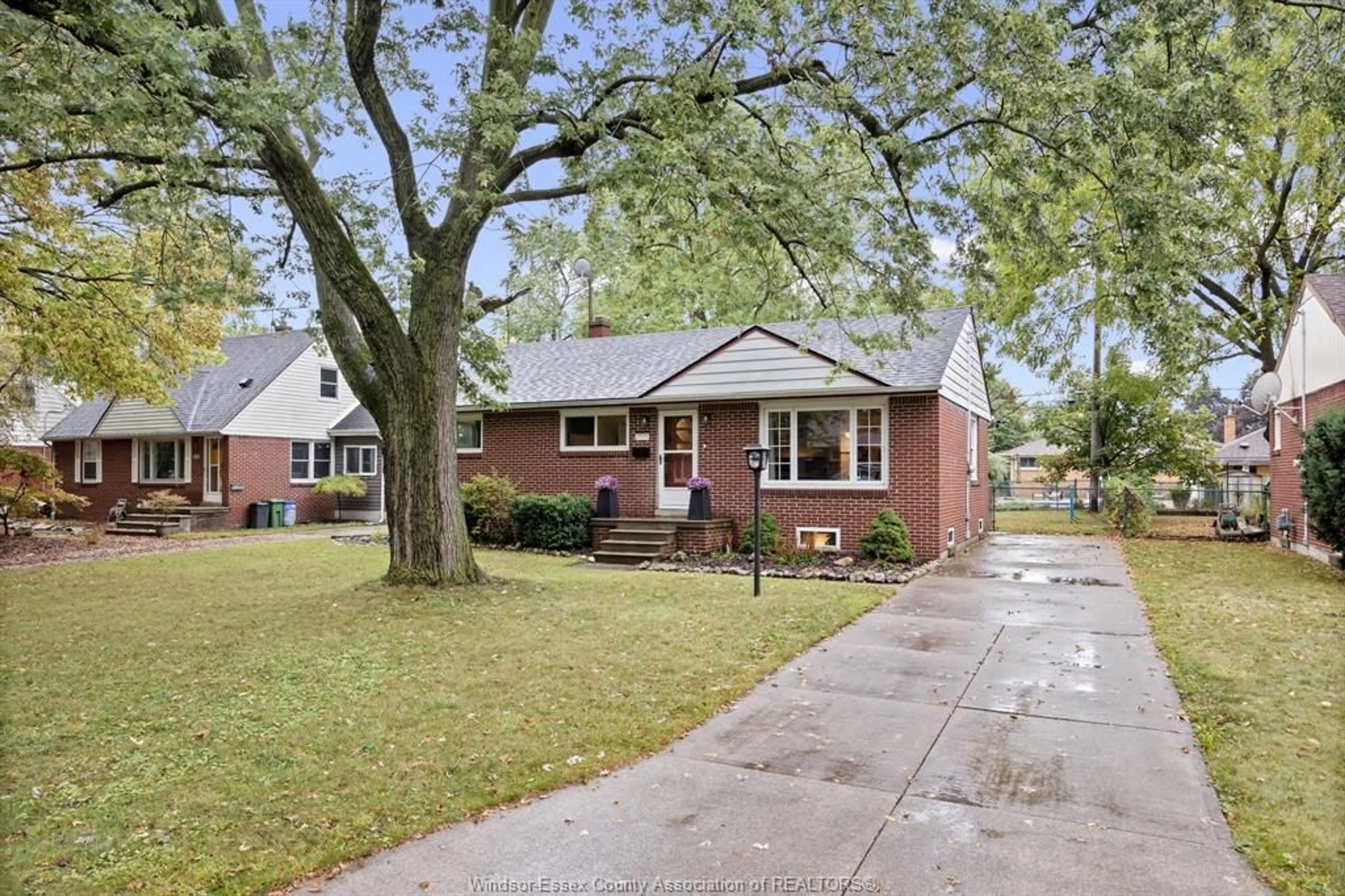 Home with brick exterior material, street for 2555 VIRGINIA Pk, Windsor Ontario N9E 2B5