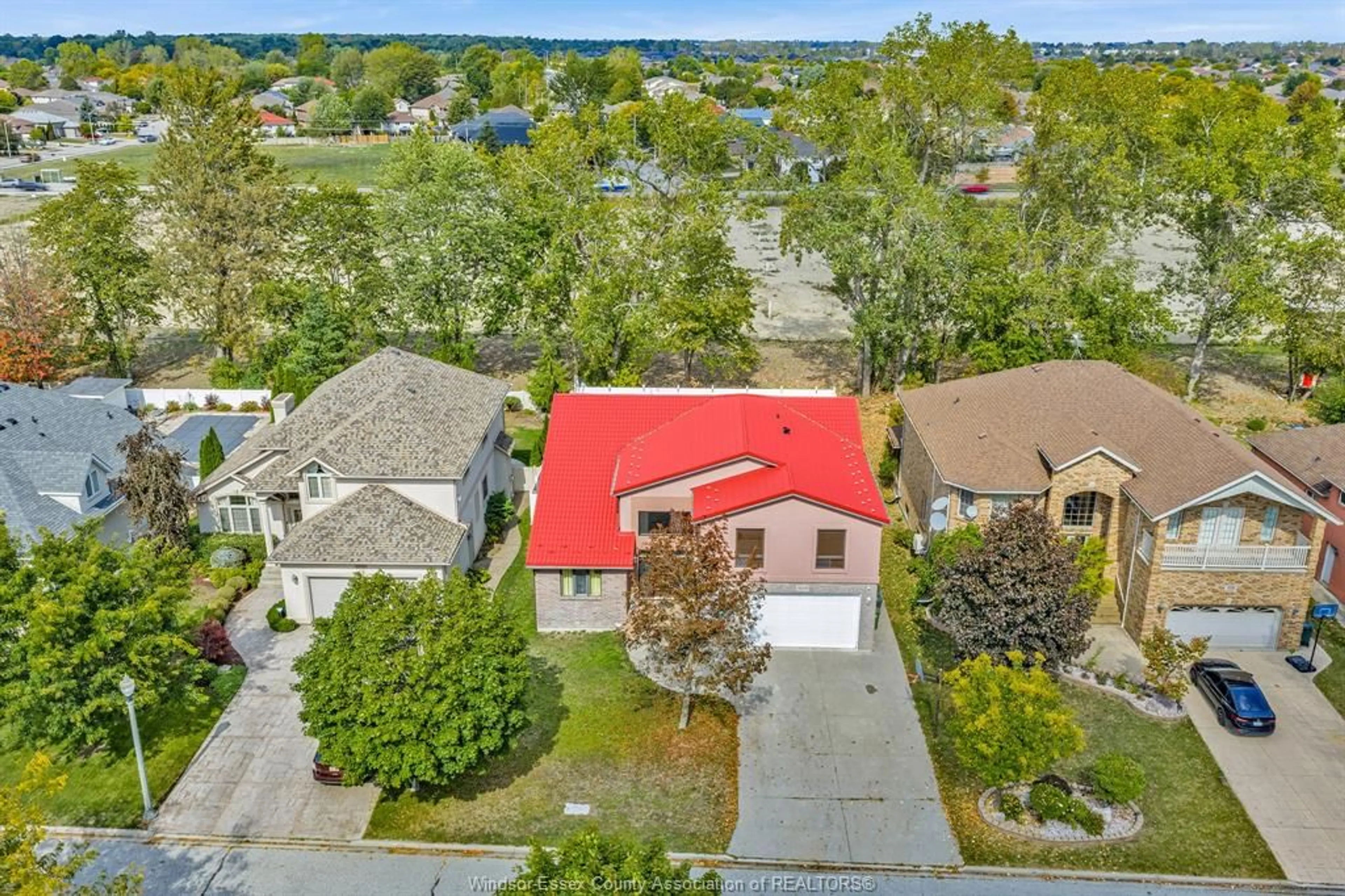 A pic from outside/outdoor area/front of a property/back of a property/a pic from drone, street for 1098 STONEYBROOK Cres, Windsor Ontario N9G 2Y3