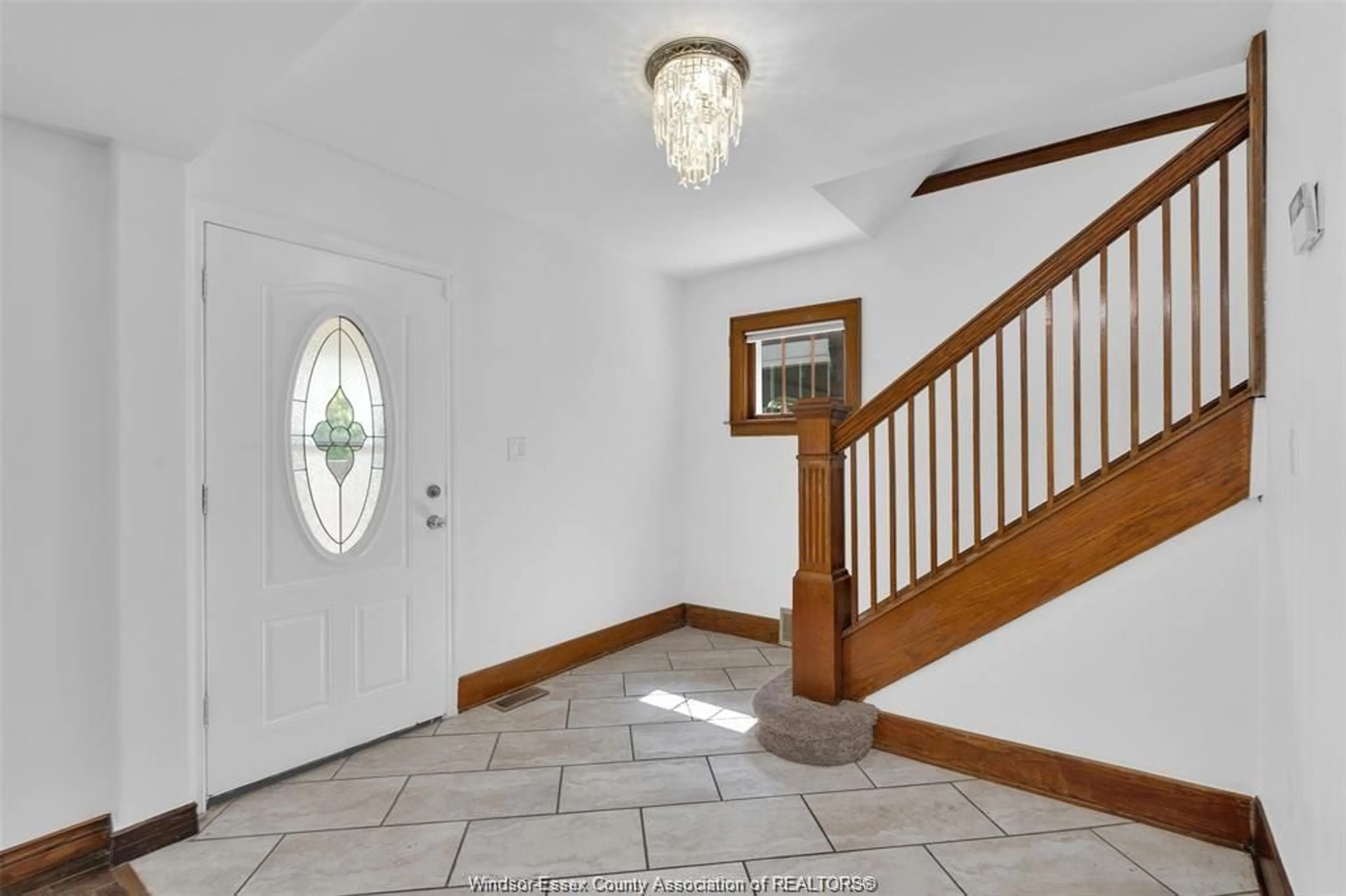 Indoor foyer for 1467 PARENT, Windsor Ontario N8X 4J6