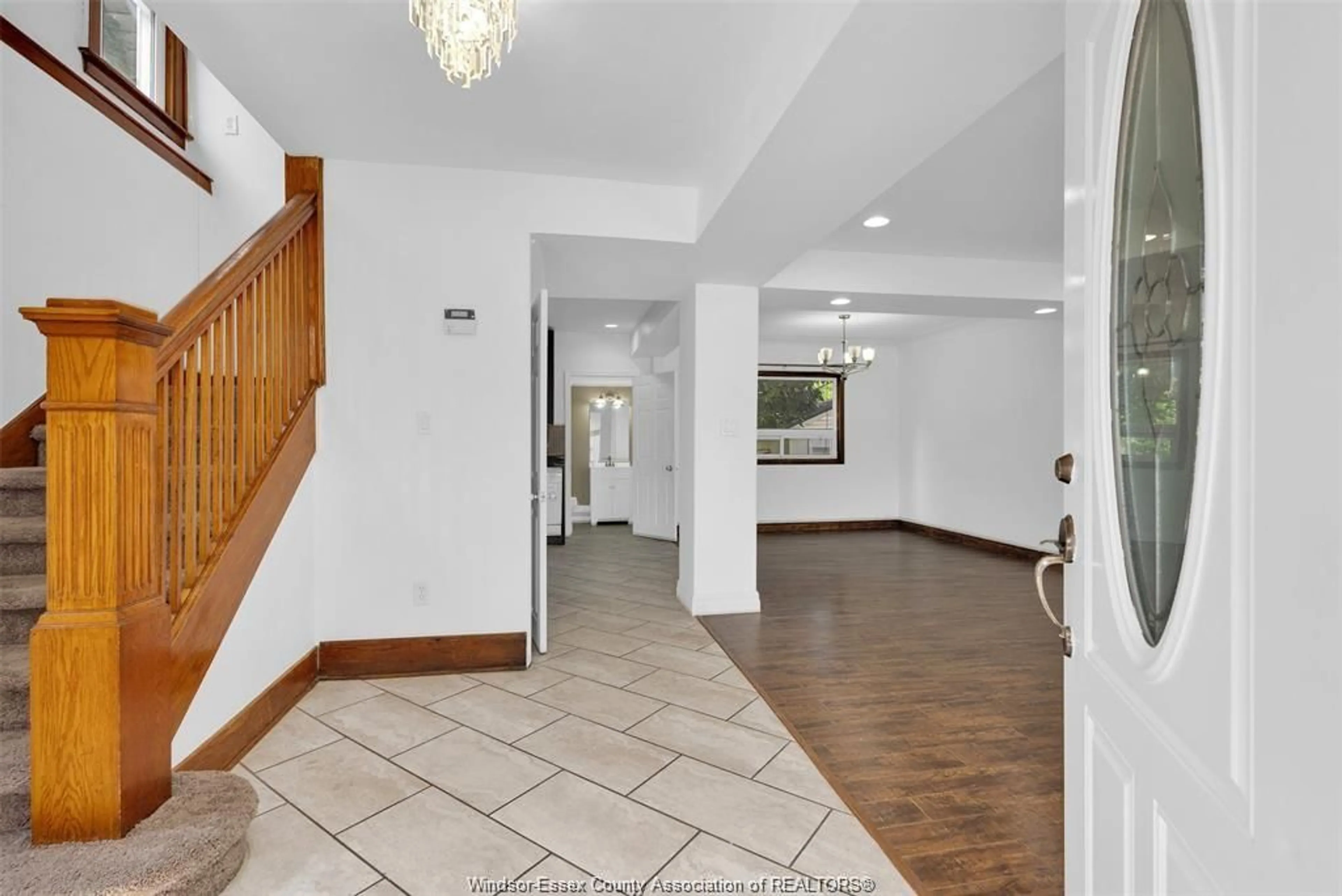 Indoor foyer for 1467 PARENT, Windsor Ontario N8X 4J6