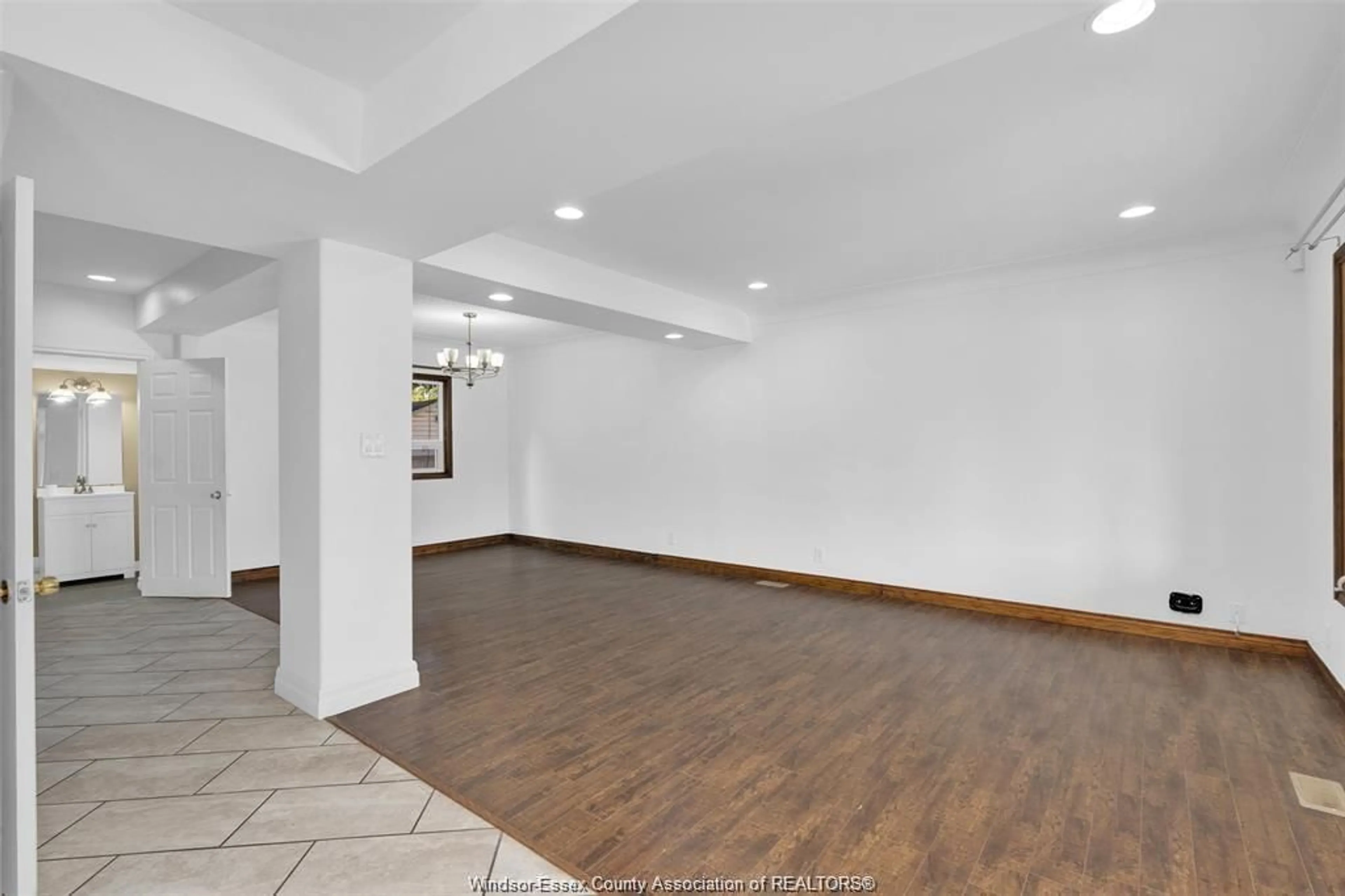 Indoor foyer for 1467 PARENT, Windsor Ontario N8X 4J6