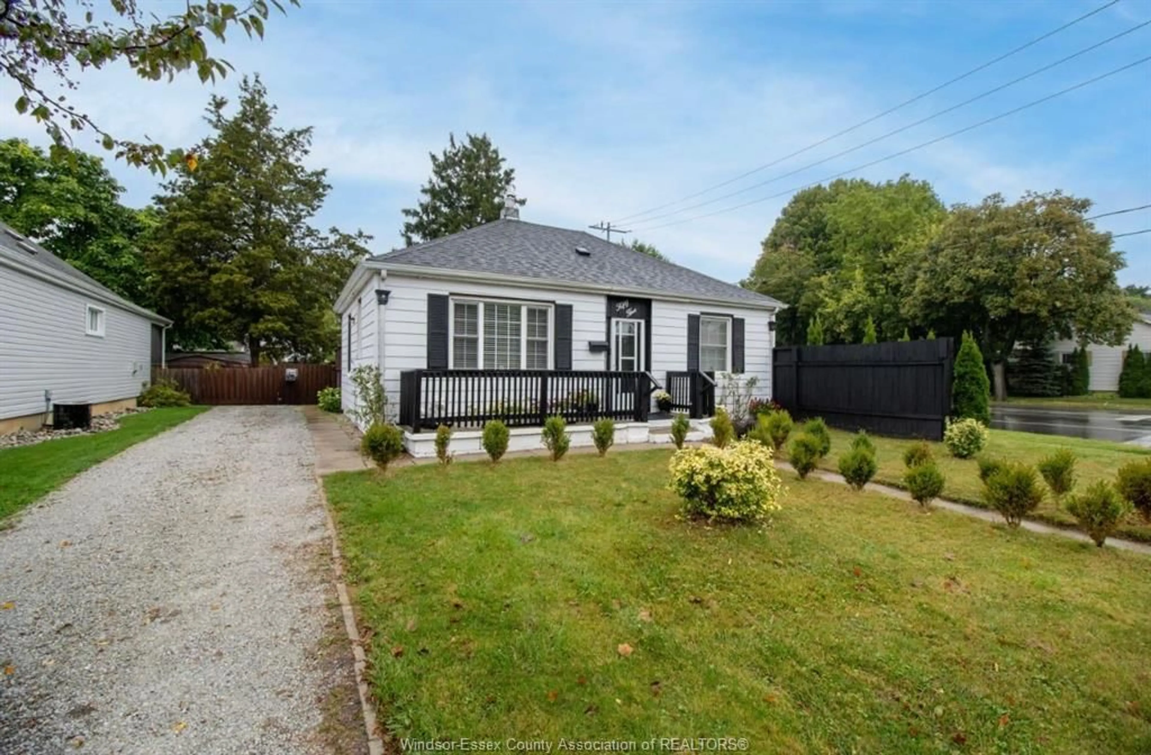A pic from outside/outdoor area/front of a property/back of a property/a pic from drone, street for 55 Mary St, Chatham Ontario N7L 1A5