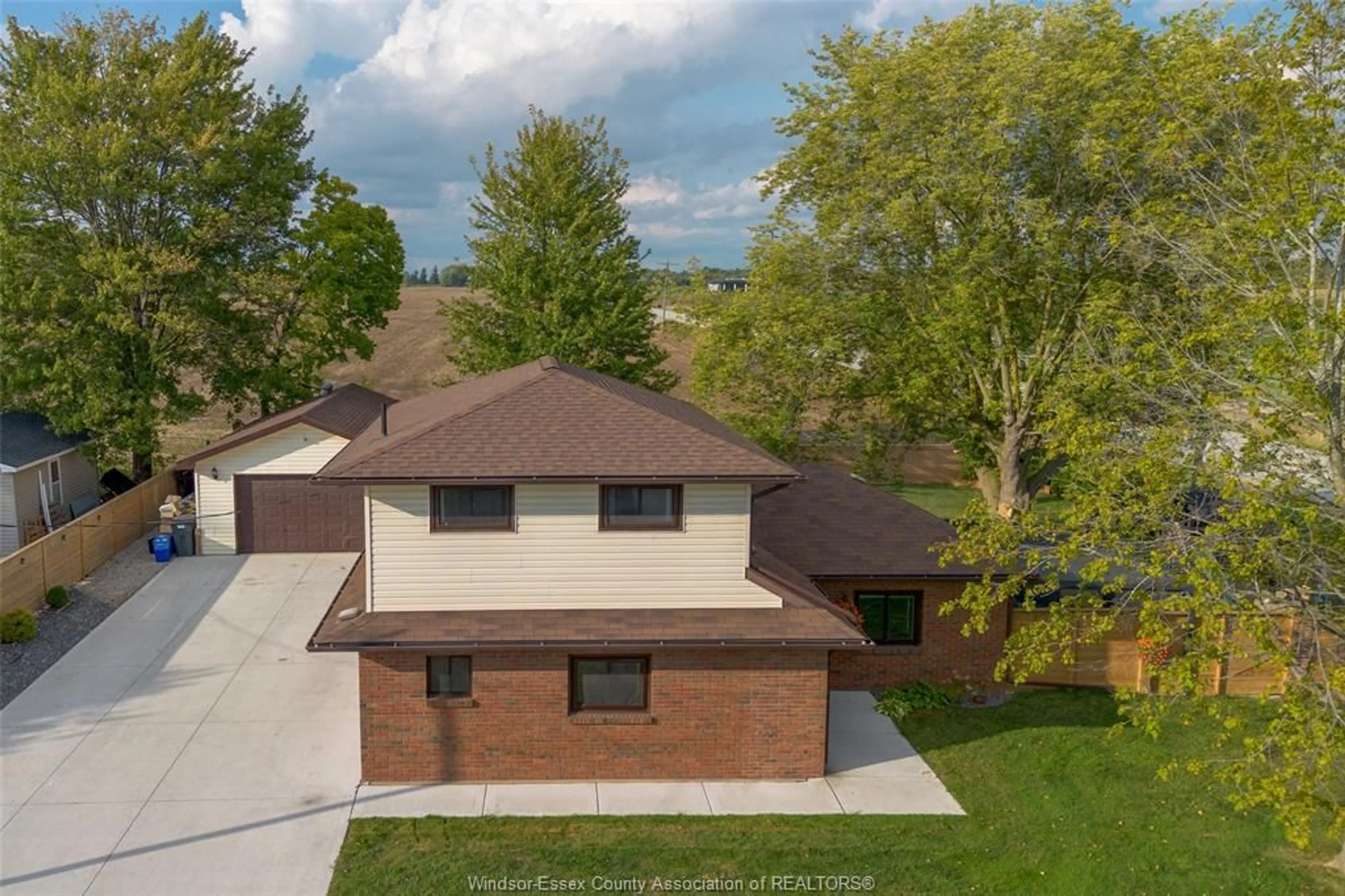 A pic from outside/outdoor area/front of a property/back of a property/a pic from drone, unknown for 1022 OAK Ave, Kingsville Ontario N9Y 3T5