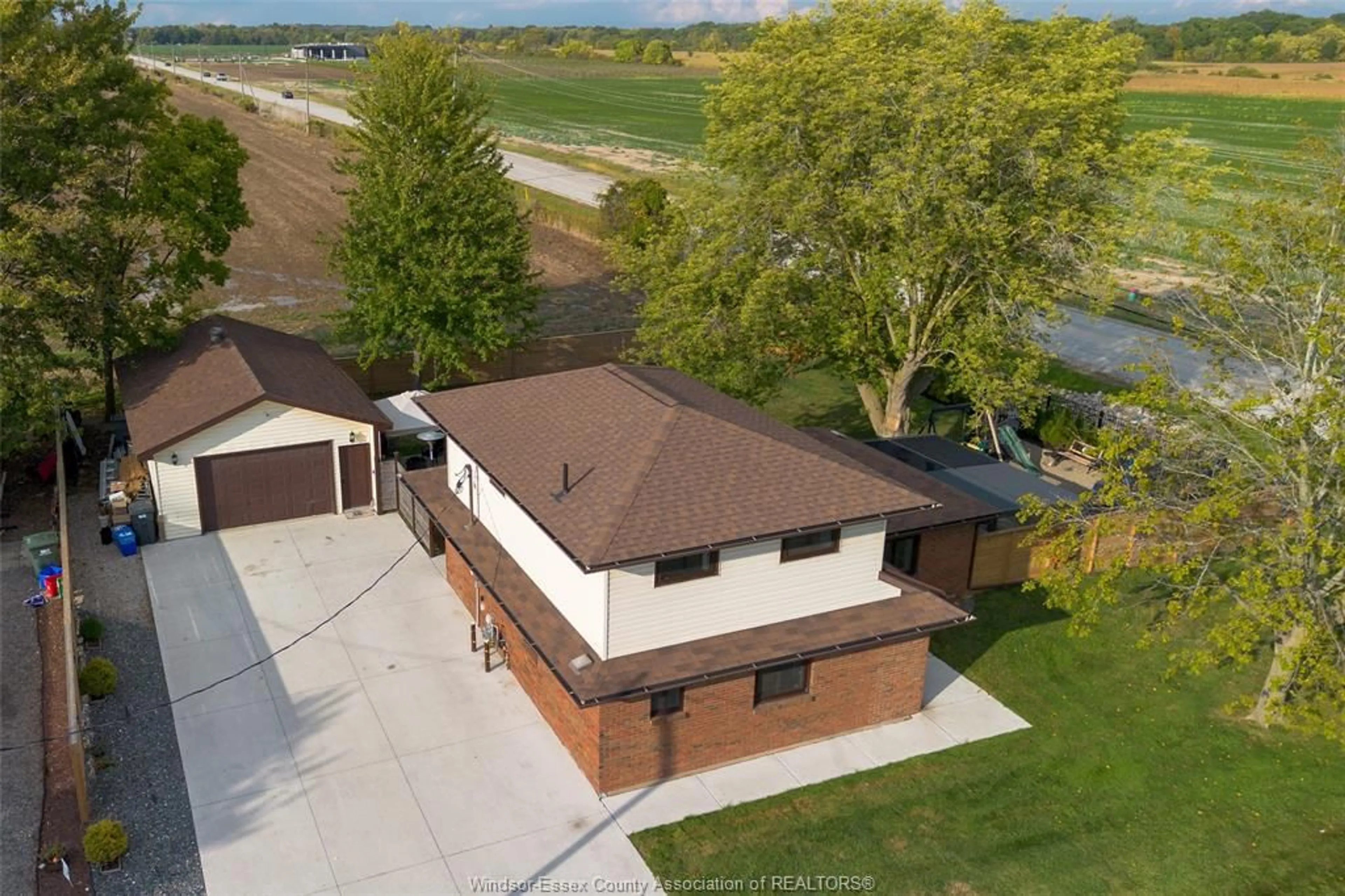 A pic from outside/outdoor area/front of a property/back of a property/a pic from drone, unknown for 1022 OAK Ave, Kingsville Ontario N9Y 3T5